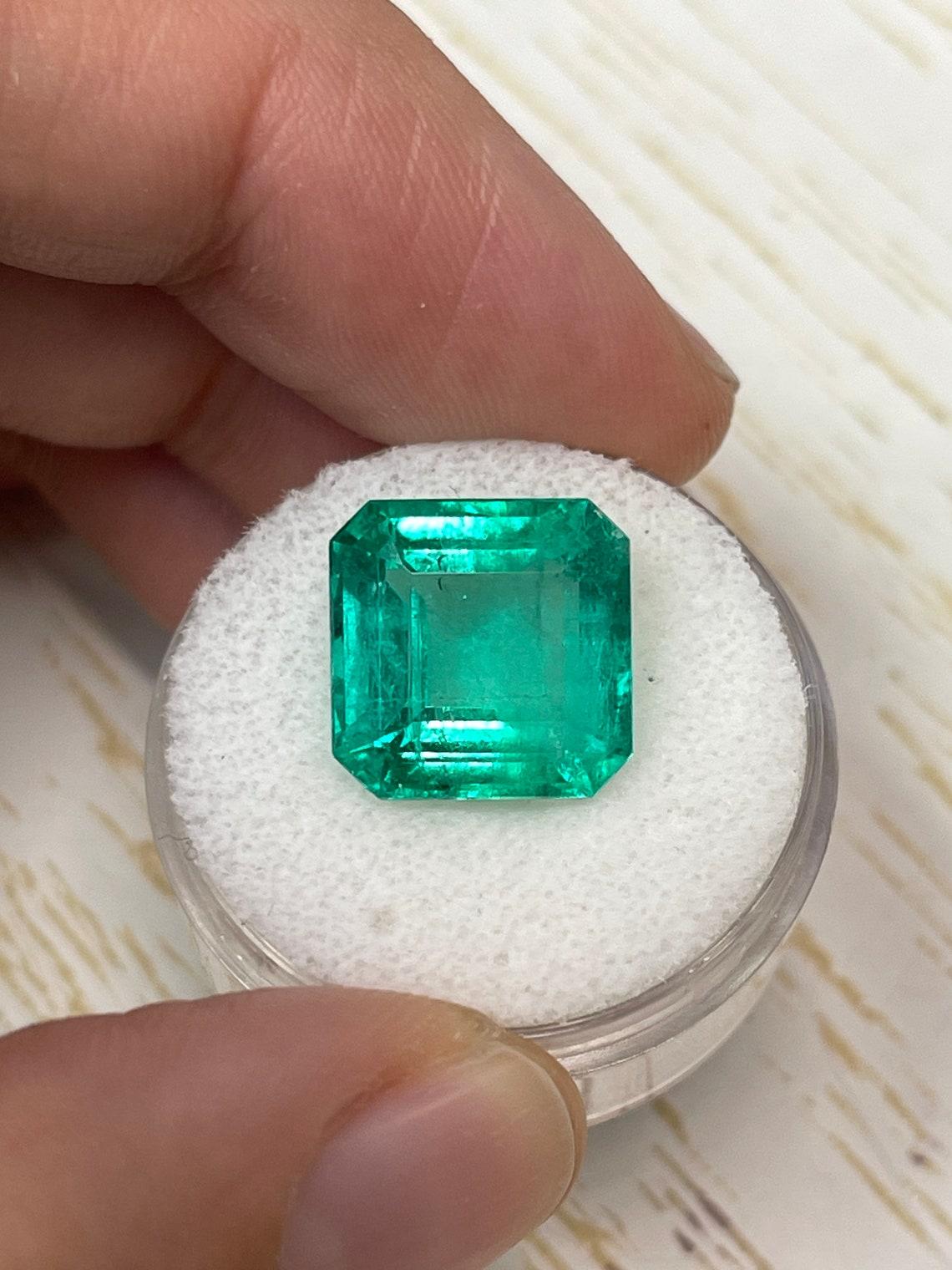 Piedra: Esmeralda
Peso: 8,81 quilates
Forma: Corte Asscher
Claridad: Transparente
Lustre: Muy bueno
Color: Verde azulado
Medidas: 12,39 mm x 12,55 mm x 7,83 mm
Origen geográfico: Colombia
Tratamiento: Natural, Aceite

Observaciones: Debido a sus