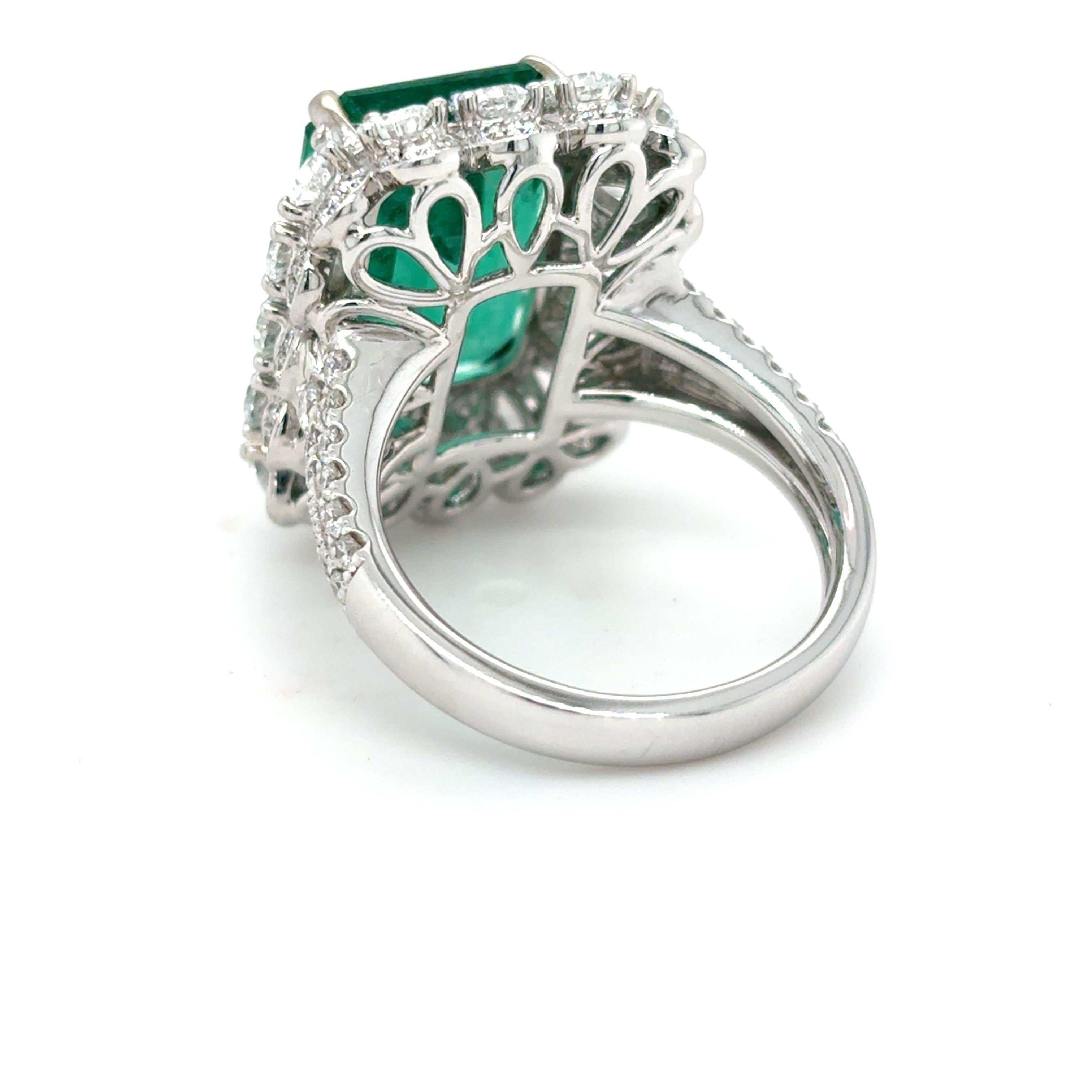 Esmeralda de 8,82 quilates  Anillo de cóctel con diamante esmeralda tallado en venta 4