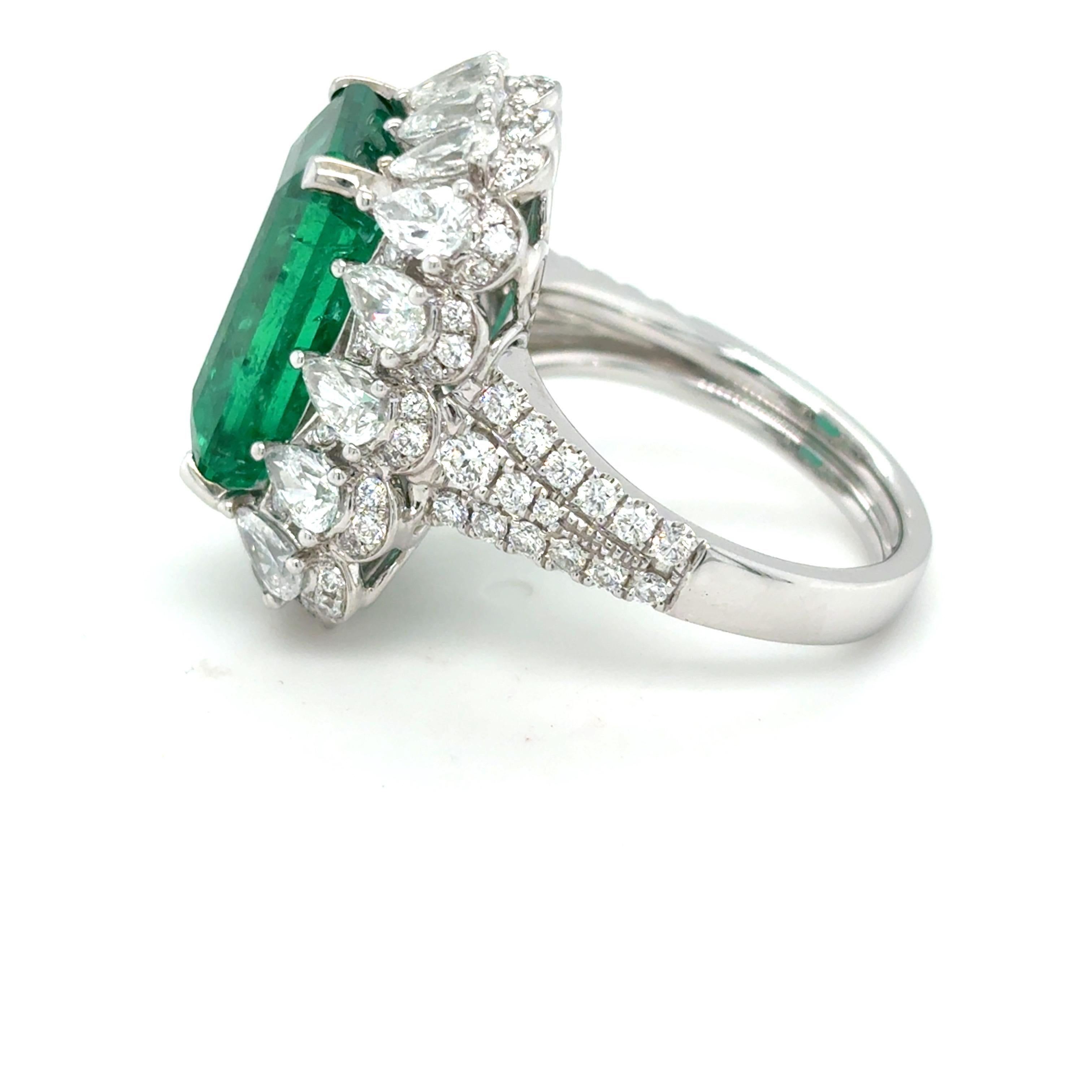 Esmeralda de 8,82 quilates  Anillo de cóctel con diamante esmeralda tallado en venta 6