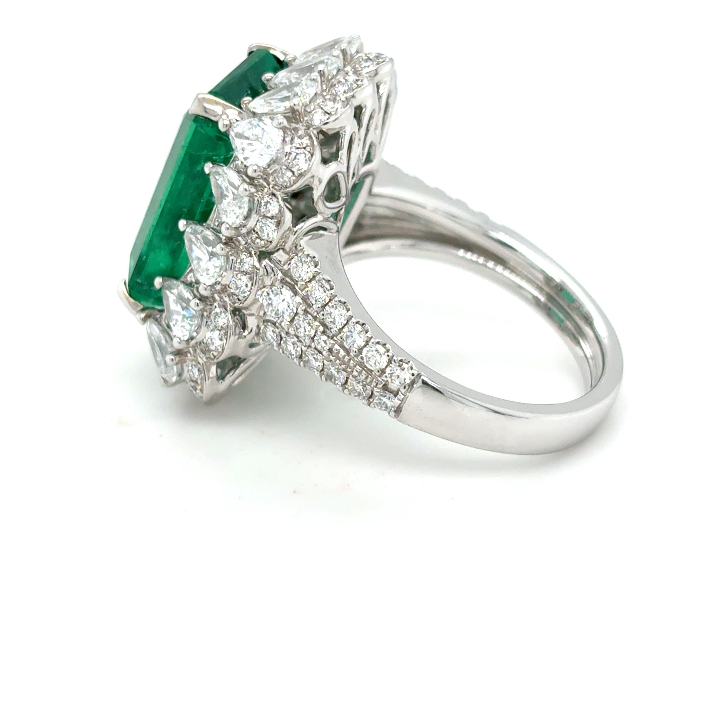 Esmeralda de 8,82 quilates  Anillo de cóctel con diamante esmeralda tallado en venta 7