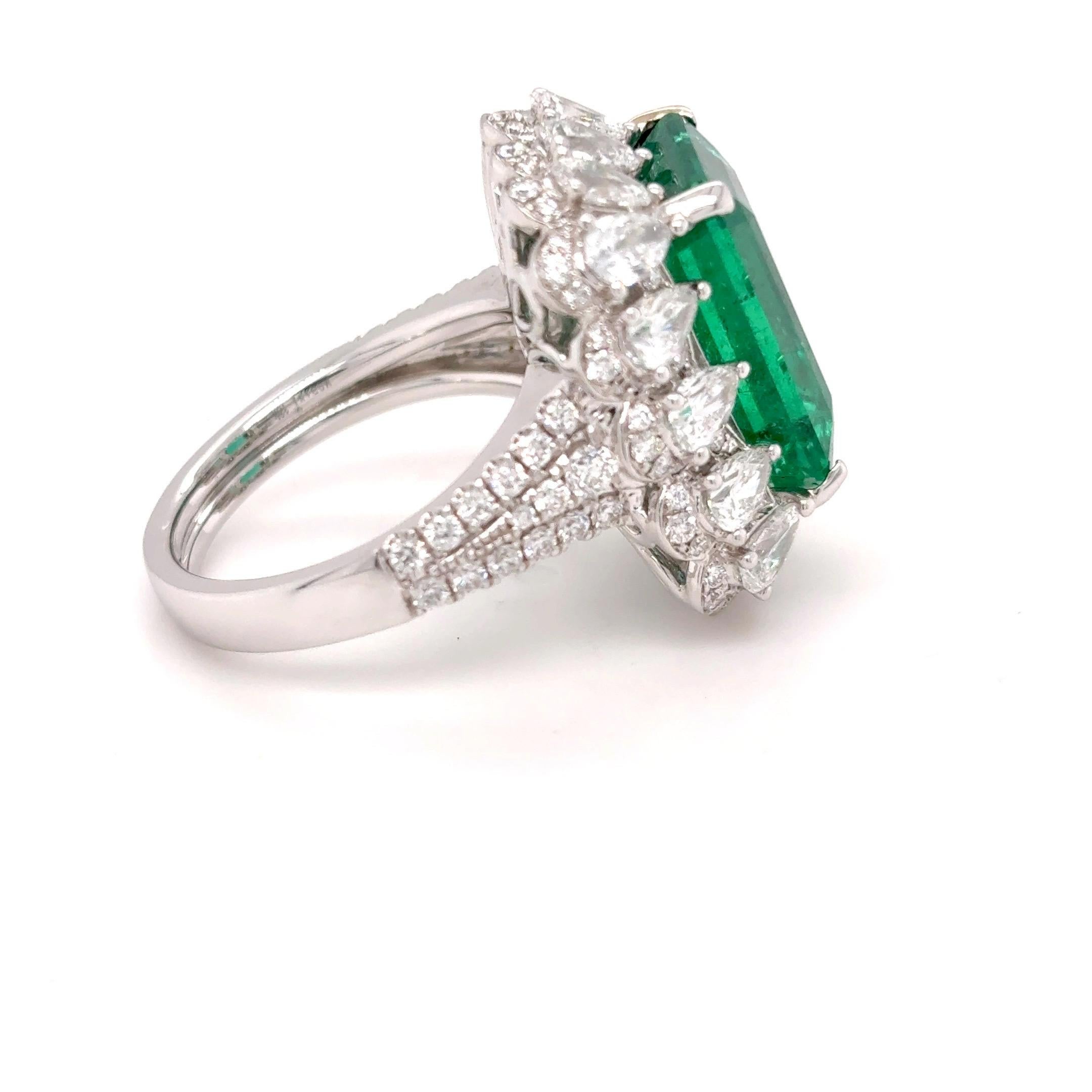 Esmeralda de 8,82 quilates  Anillo de cóctel con diamante esmeralda tallado en venta 10