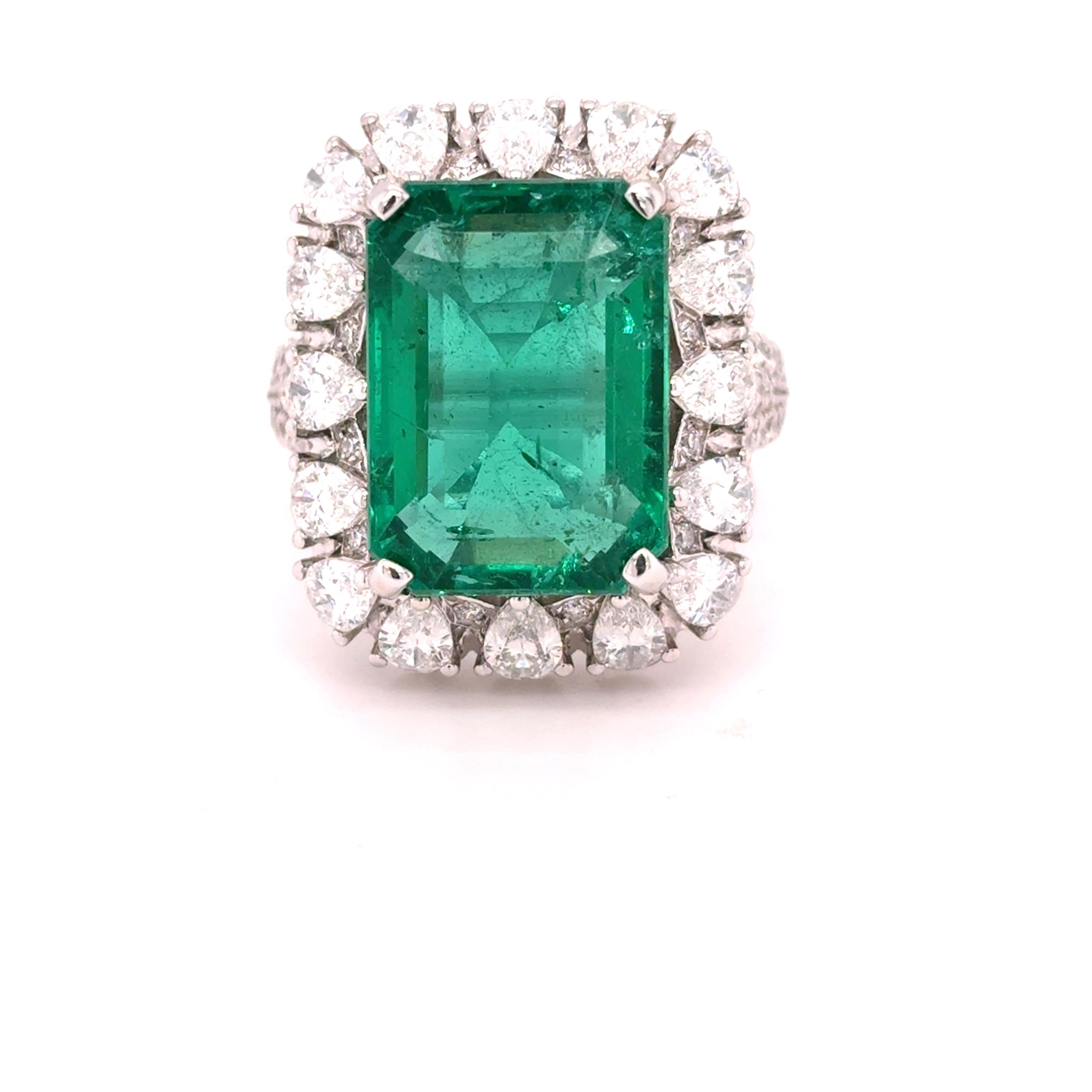 Una exquisita esmeralda talla esmeralda de 8,82 quilates acapara la atención en el centro de este anillo de cóctel, rodeada por un halo de diamantes blancos talla pera. Engastado en oro blanco de 18 quilates, el diseño se realza aún más con un pavé