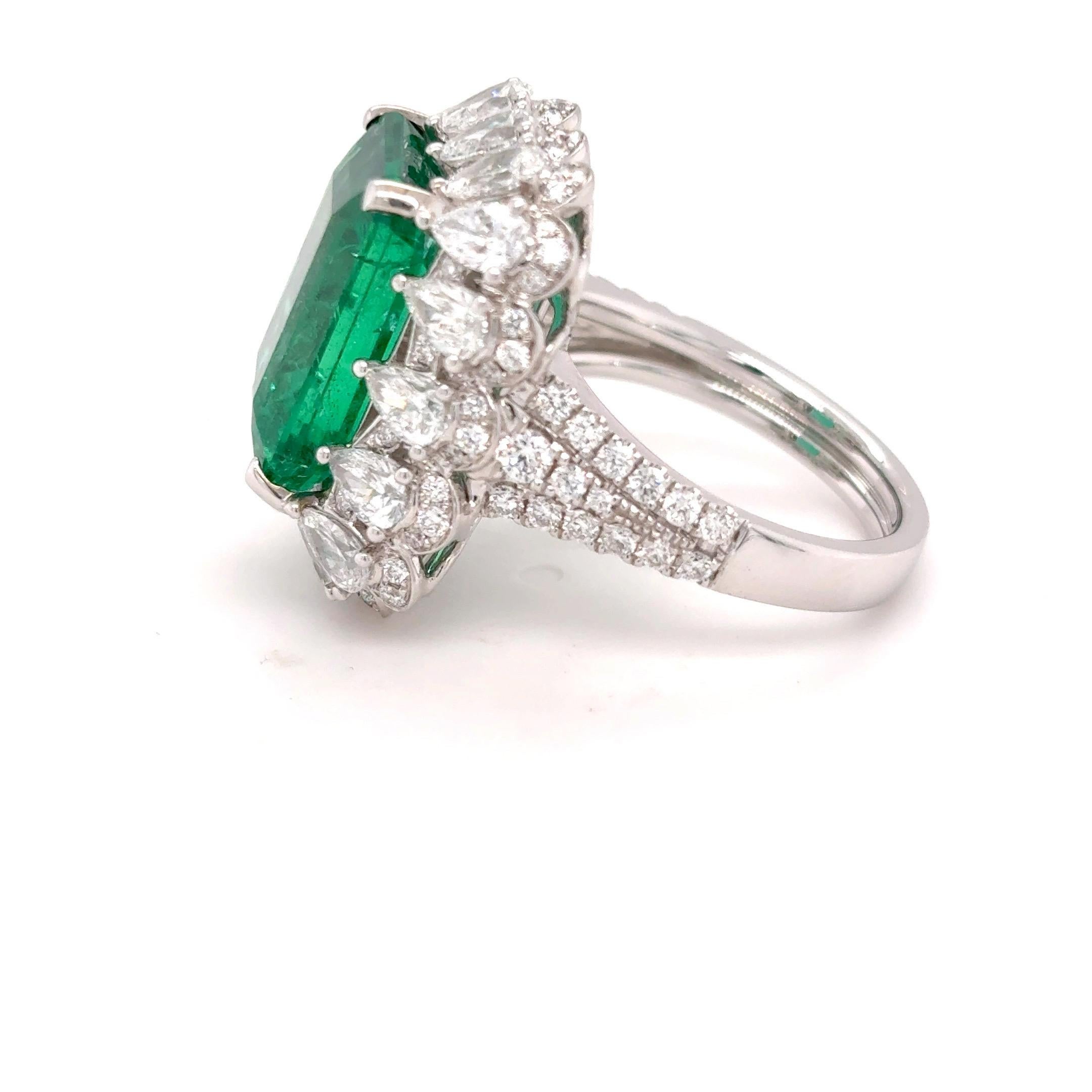Esmeralda de 8,82 quilates  Anillo de cóctel con diamante esmeralda tallado en venta 14