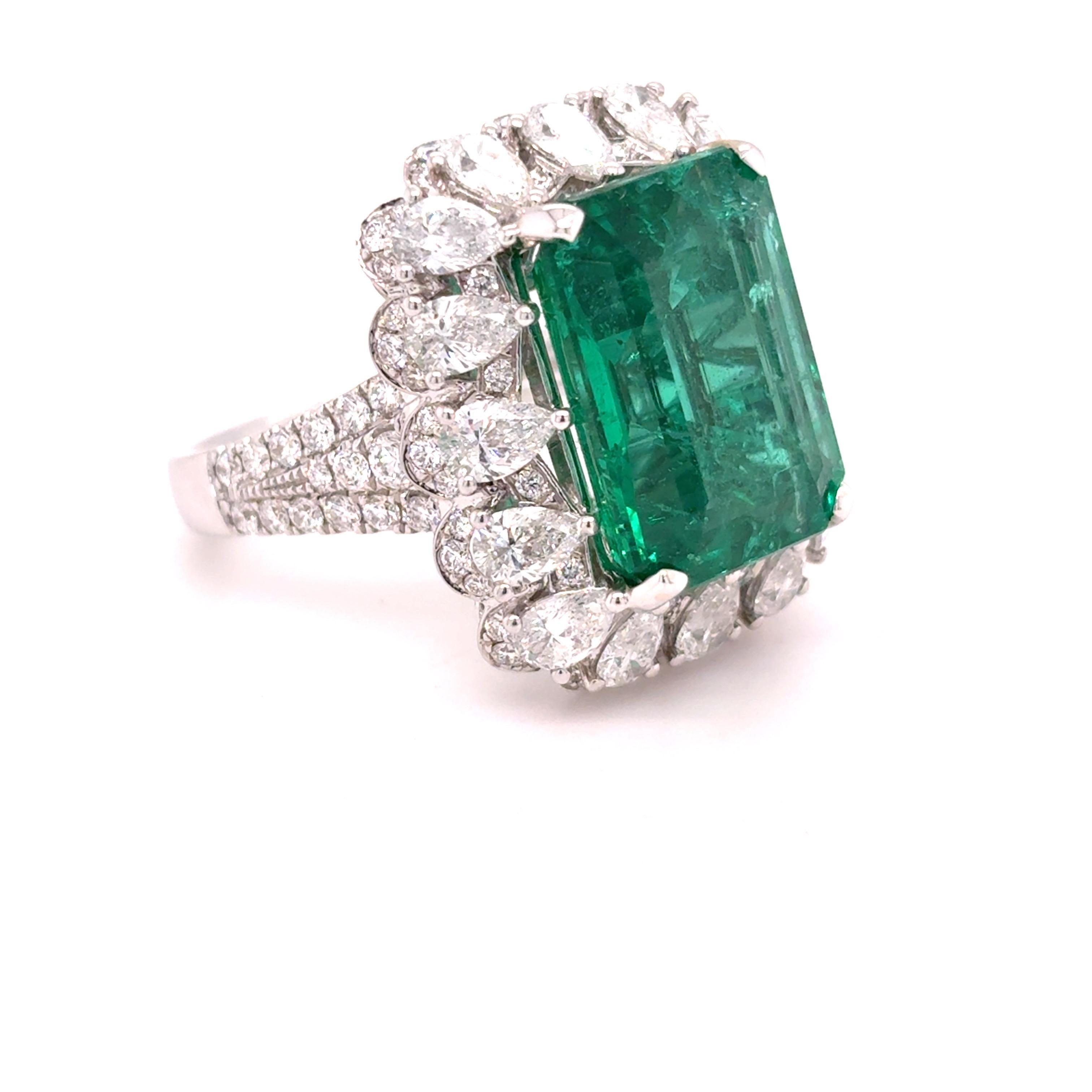 Esmeralda de 8,82 quilates  Anillo de cóctel con diamante esmeralda tallado Artesano en venta