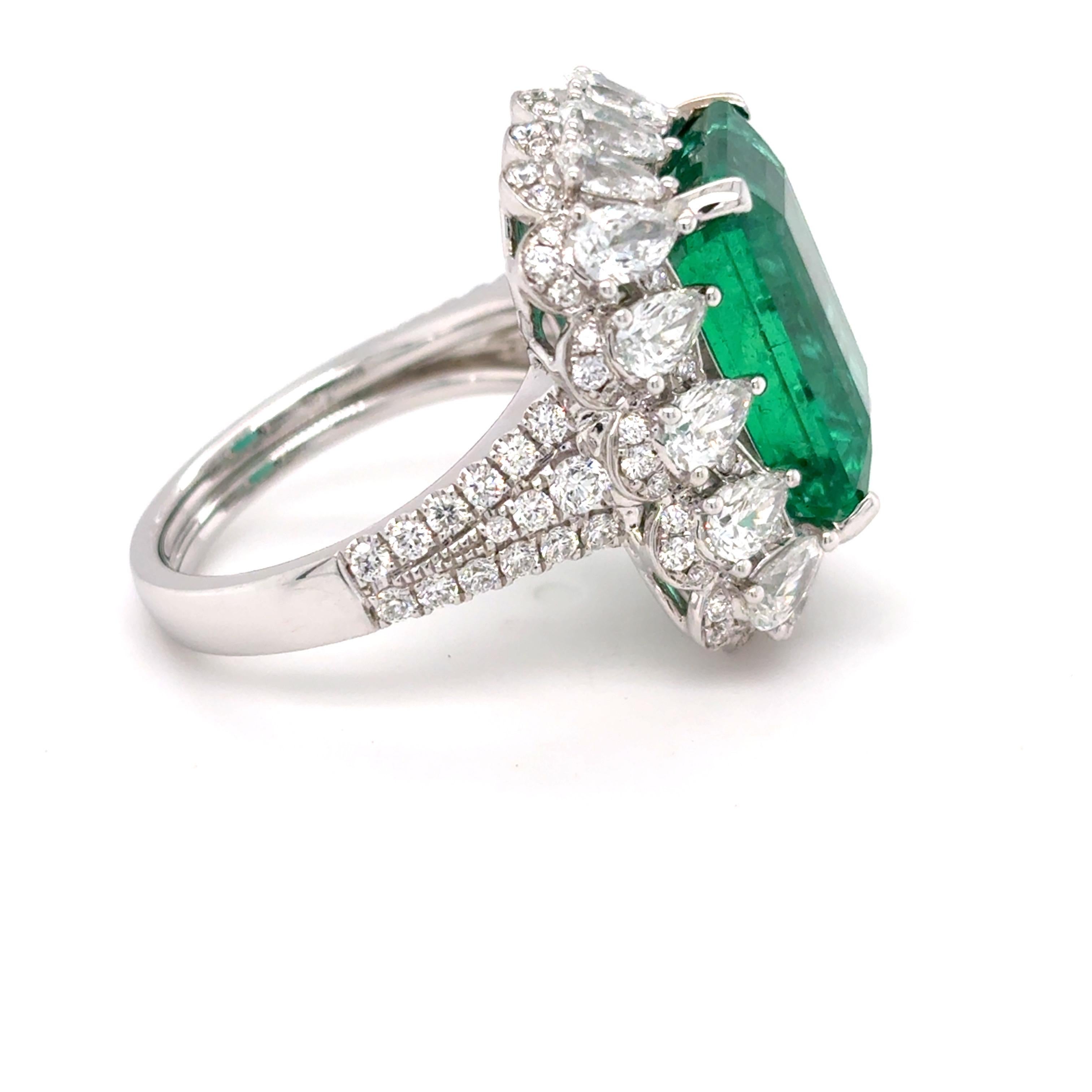 Esmeralda de 8,82 quilates  Anillo de cóctel con diamante esmeralda tallado en Nuevo estado para la venta en Trumbull, CT