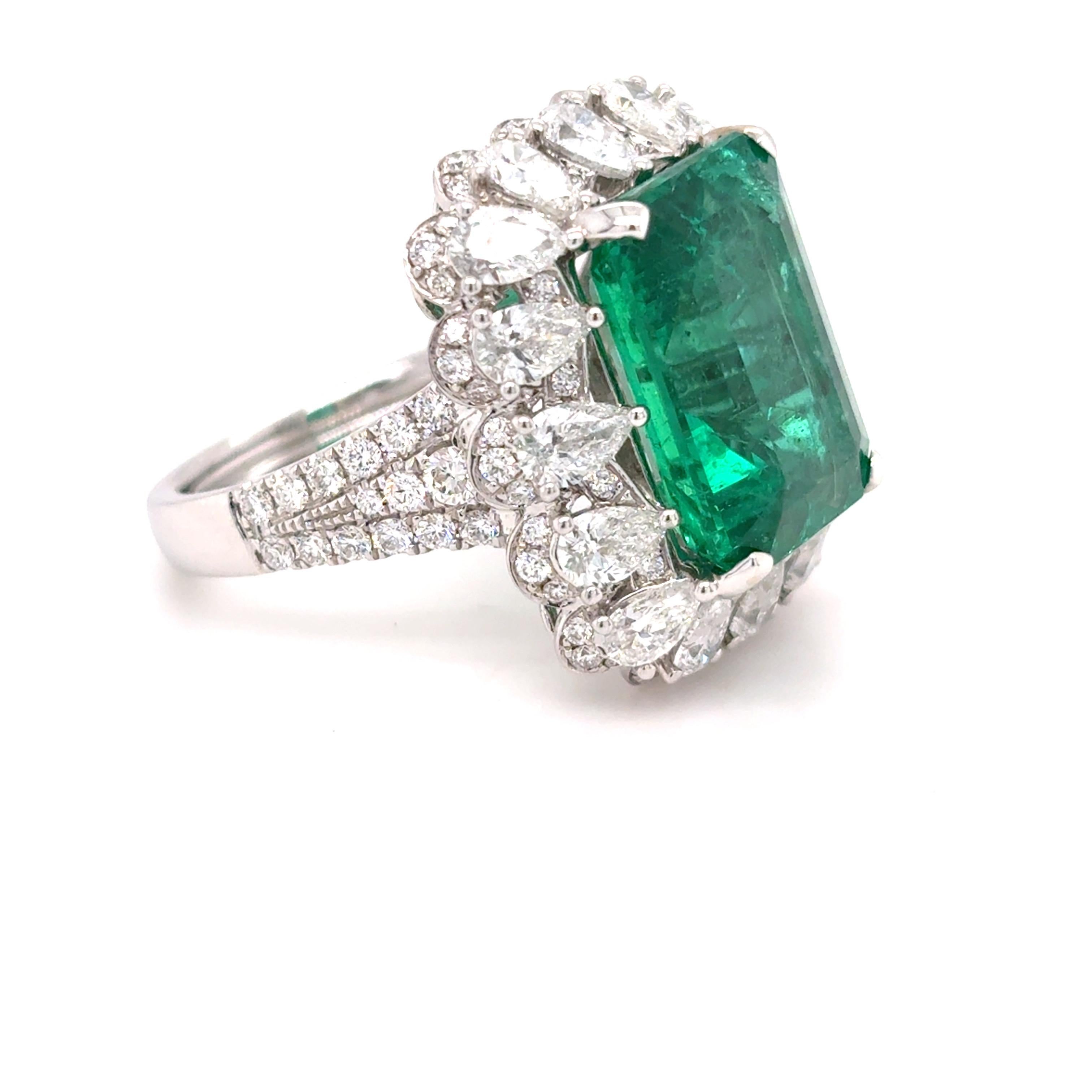 De las mujeres Esmeralda de 8,82 quilates  Anillo de cóctel con diamante esmeralda tallado en venta