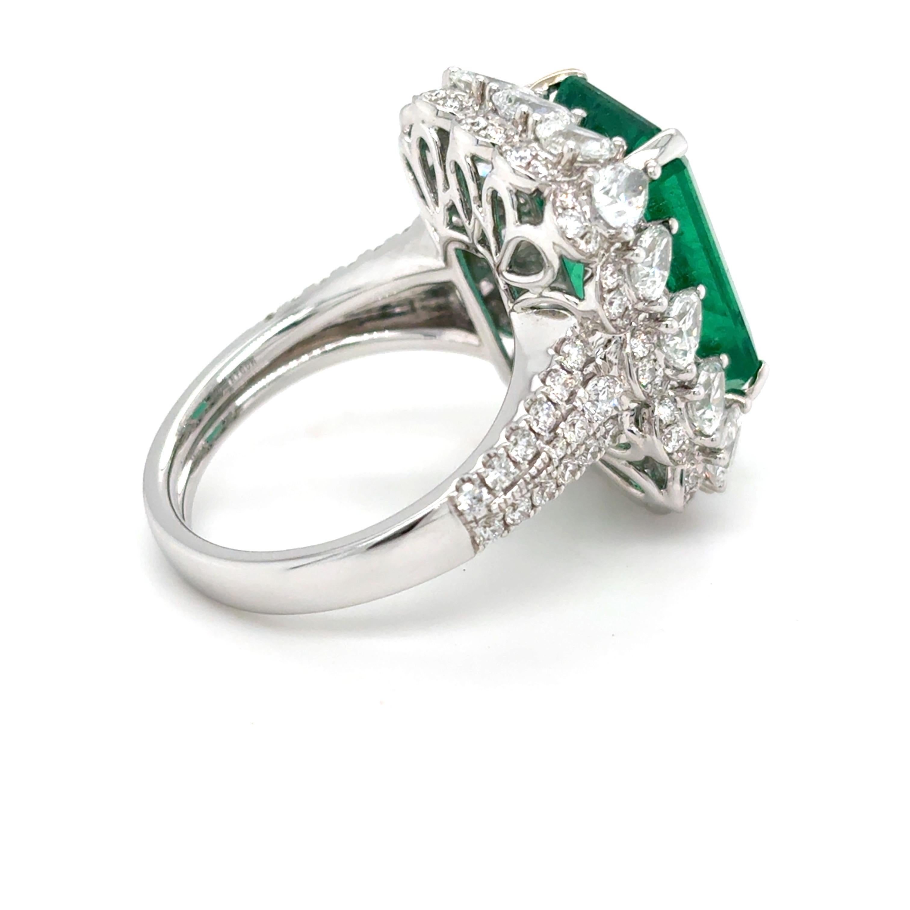 Esmeralda de 8,82 quilates  Anillo de cóctel con diamante esmeralda tallado en venta 1