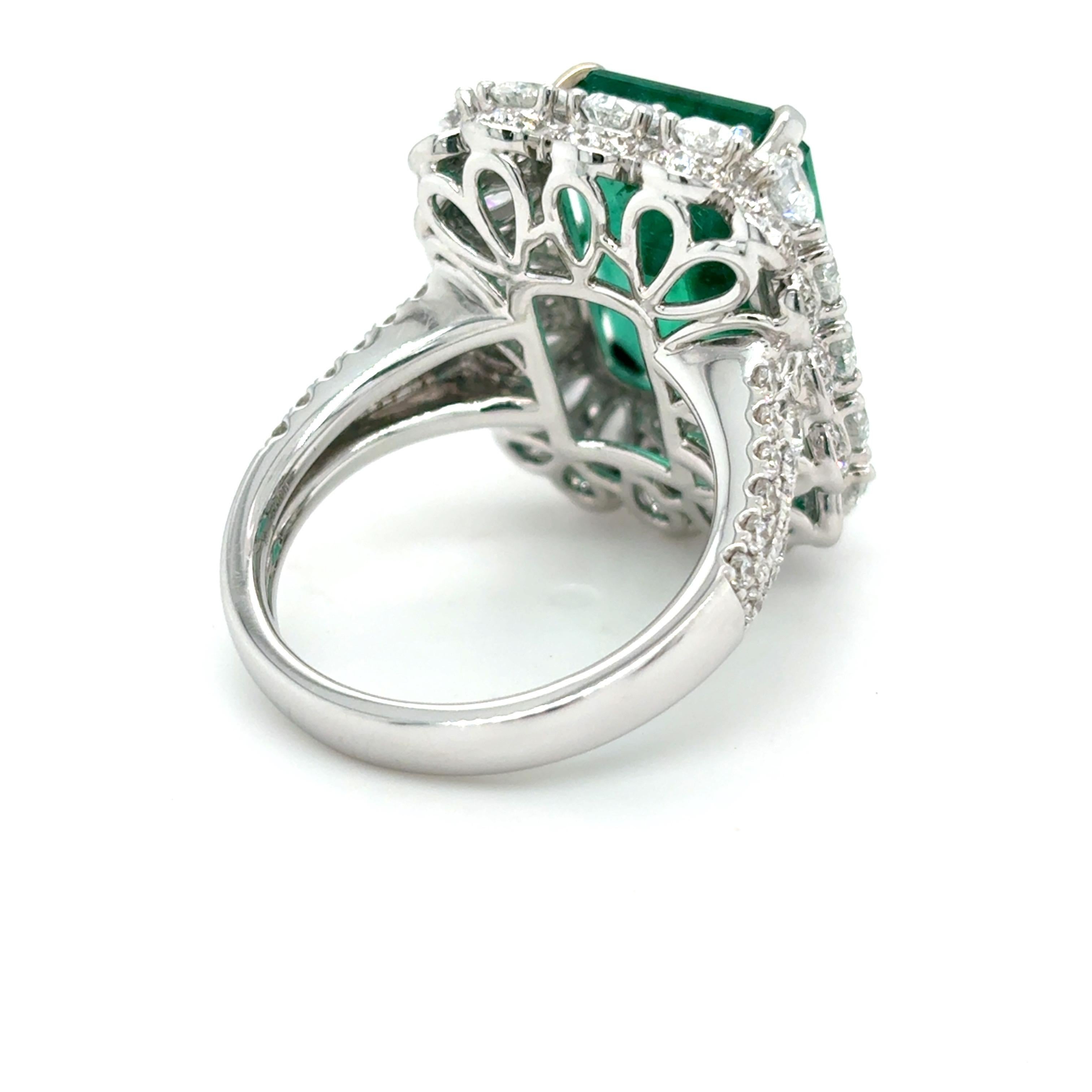 Esmeralda de 8,82 quilates  Anillo de cóctel con diamante esmeralda tallado en venta 2