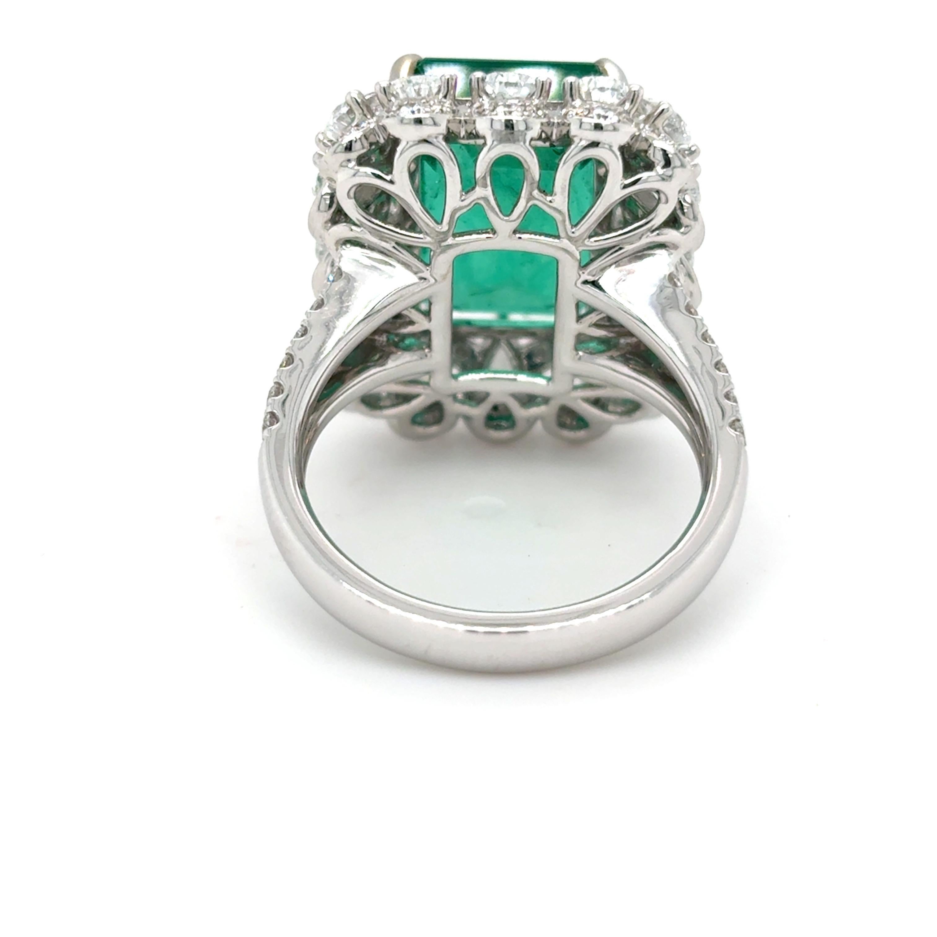 Esmeralda de 8,82 quilates  Anillo de cóctel con diamante esmeralda tallado en venta 3
