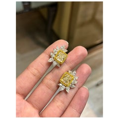 Pendiente de diamantes amarillos y blancos de 8,82 quilates