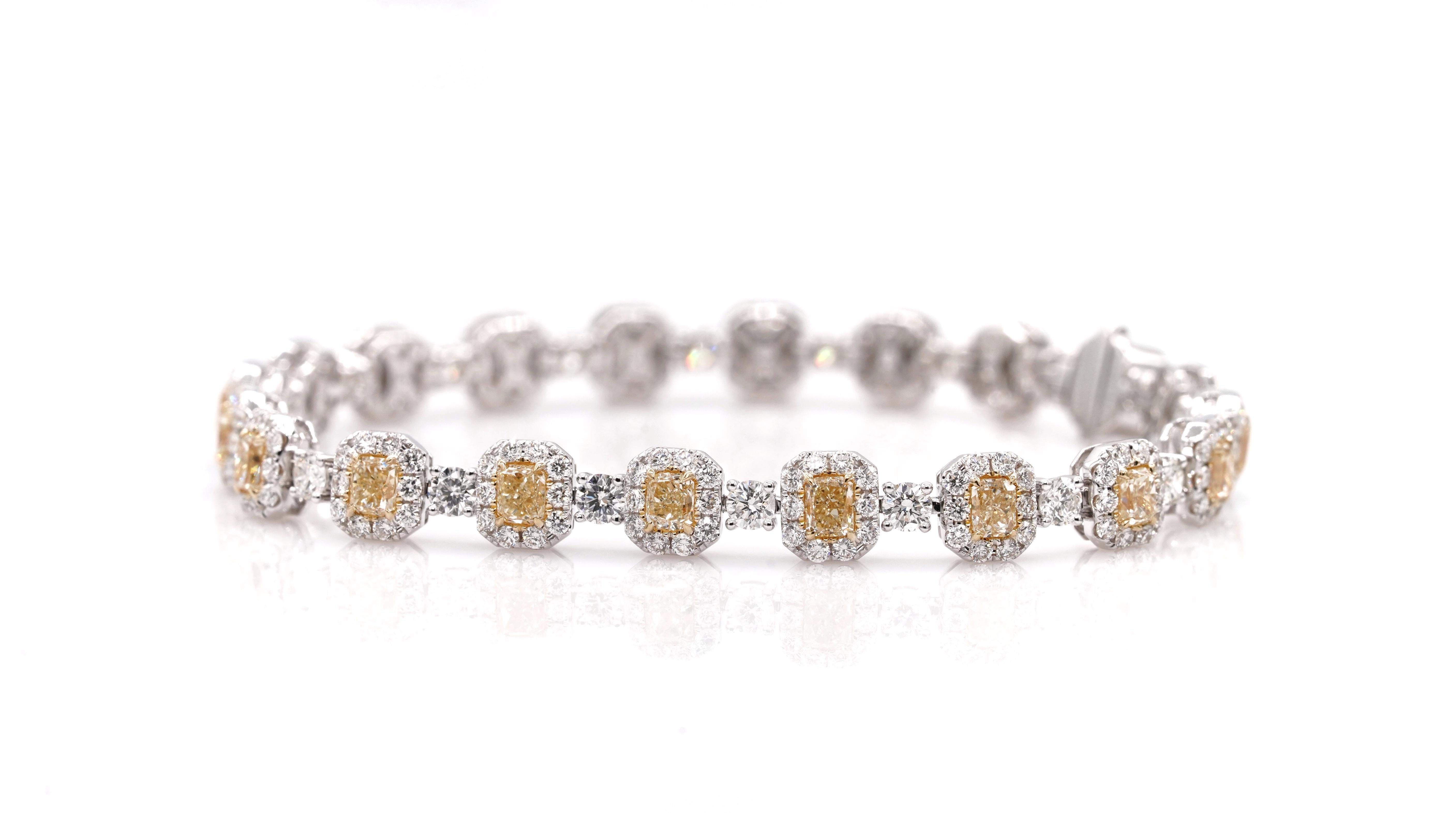 Esta obra maestra de pulsera de tenis está adornada con 8,83 quilates de 20 diamantes amarillos fantasía de talla radiante y 20 brillantes diamantes blancos redondos. Cada uno de los veinte diamantes amarillos está elegantemente rodeado por un halo