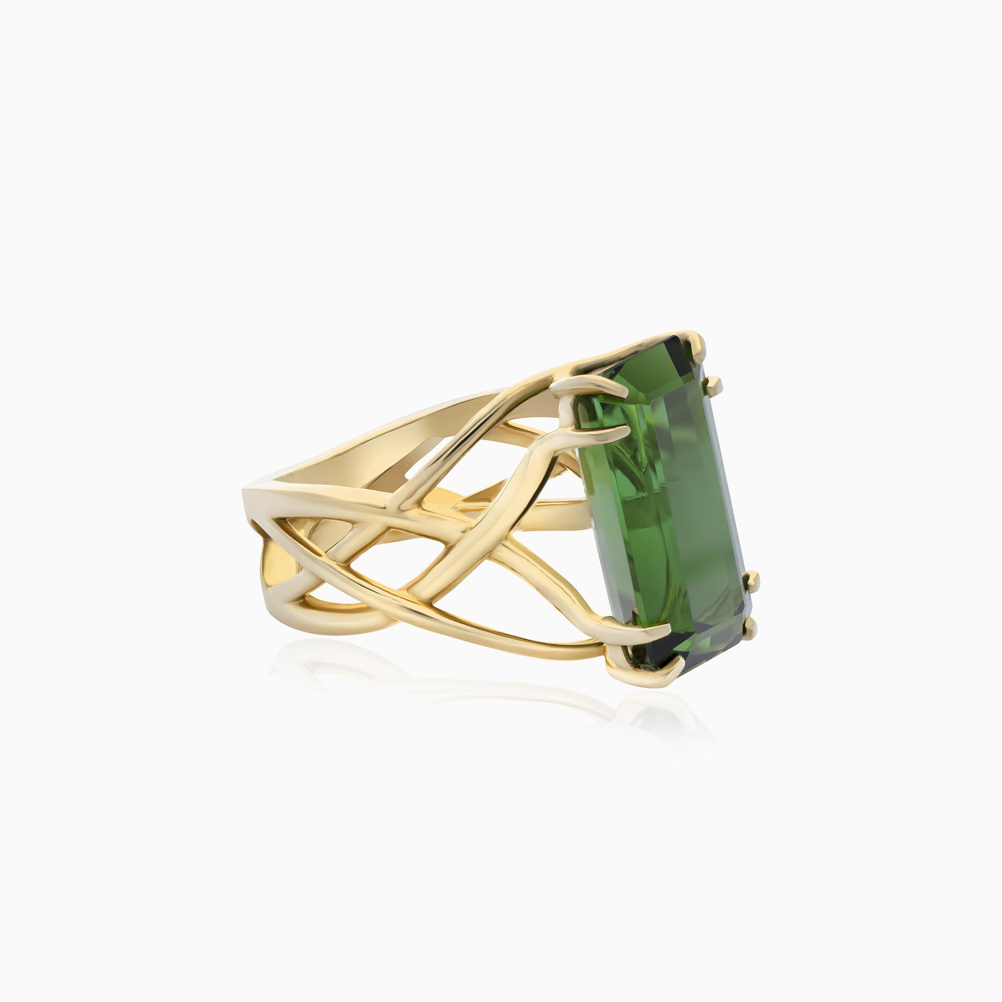 Moderniste Bague en or jaune 14K avec tourmaline verte de 8,83 carats en vente