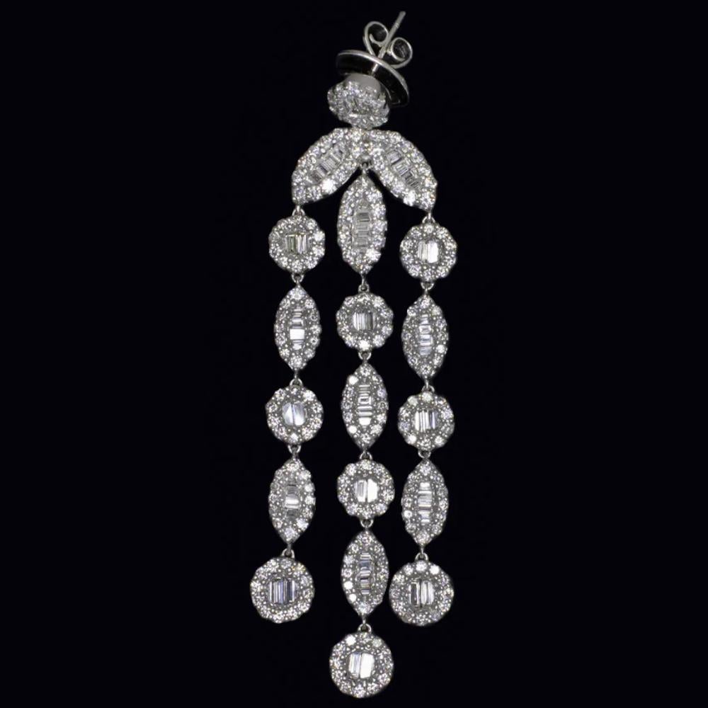 Questi lussuosi orecchini a lampadario presentano ben 8,84 carati di diamanti naturali, meticolosamente incastonati in oro bianco 18 carati. Con i loro 2,9 pollici di lunghezza, offrono un effetto penzolante, perfetto per le occasioni speciali o per