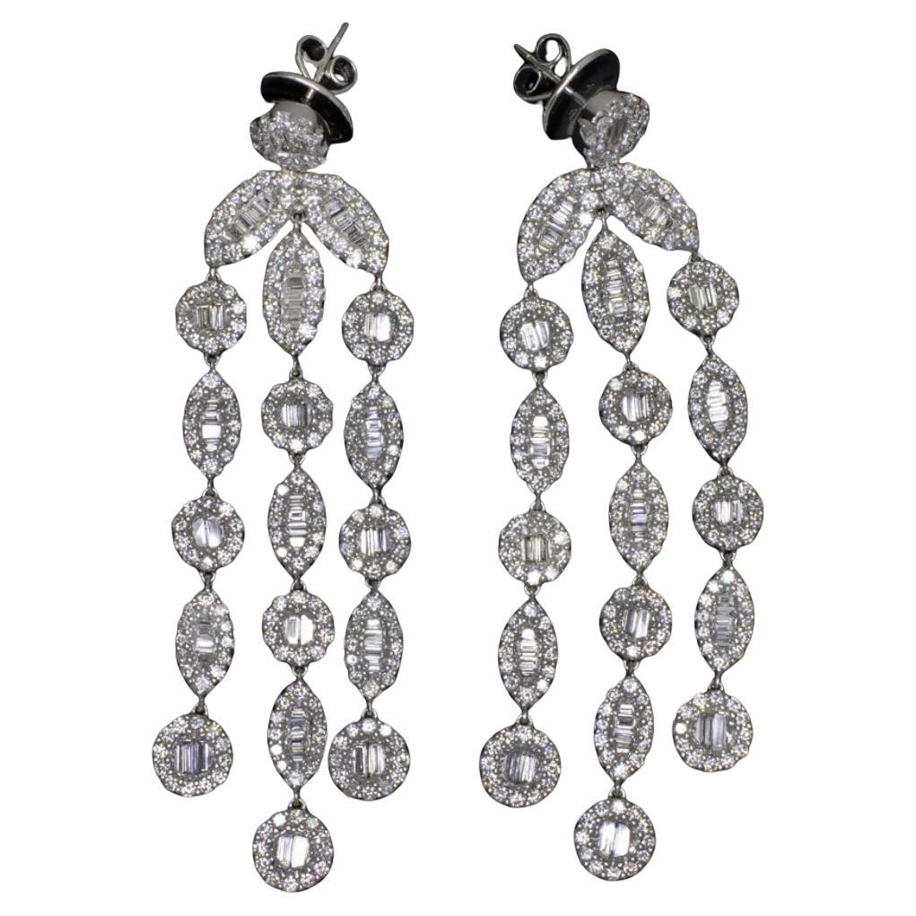 Boucles d'oreilles chandelier en or blanc 18 carats, 8.84 carats G-H VS, 2.9 Inches en vente