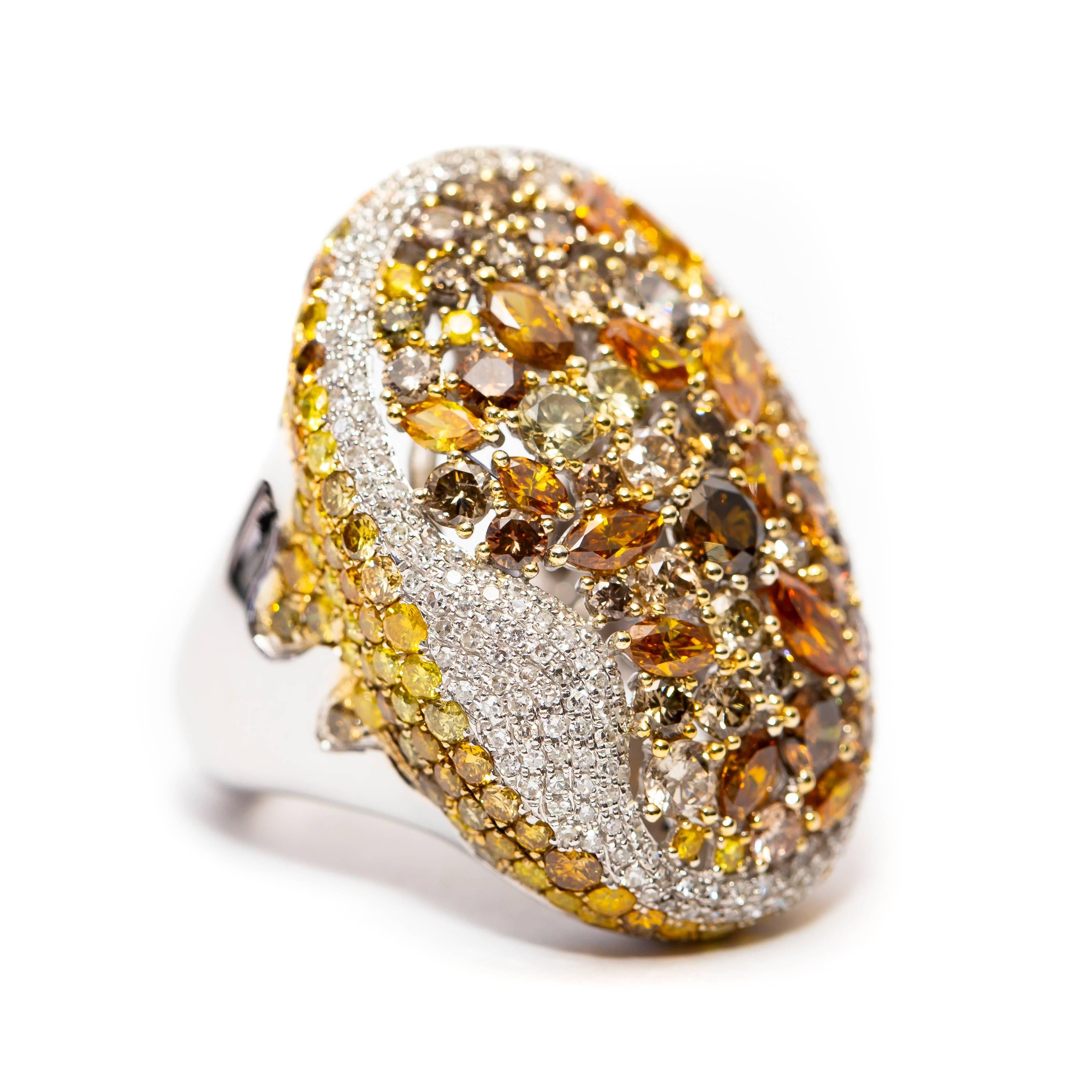 Cette bague spectaculaire de 8,84 carats est réalisée en or blanc 18 carats avec une armature incrustée de diamants ronds de taille brillante de 0,69 carat, de couleur blanche et de pureté SI, ainsi qu'une série de diamants marquises et ronds de
