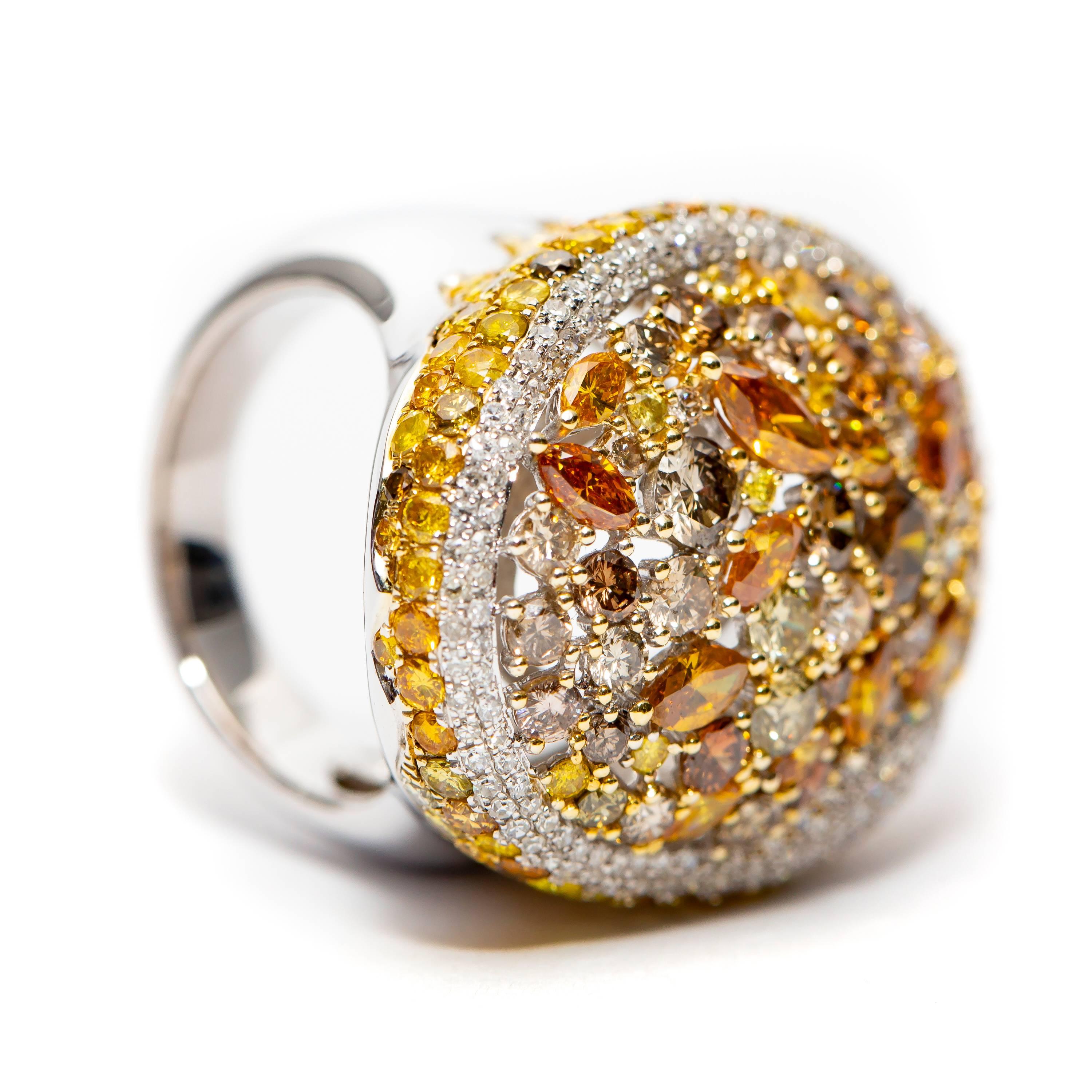 Taille ronde Bague en or blanc 18 carats avec diamants fantaisie de 8,84 carats, orange, jaune et brun, taille ronde en vente