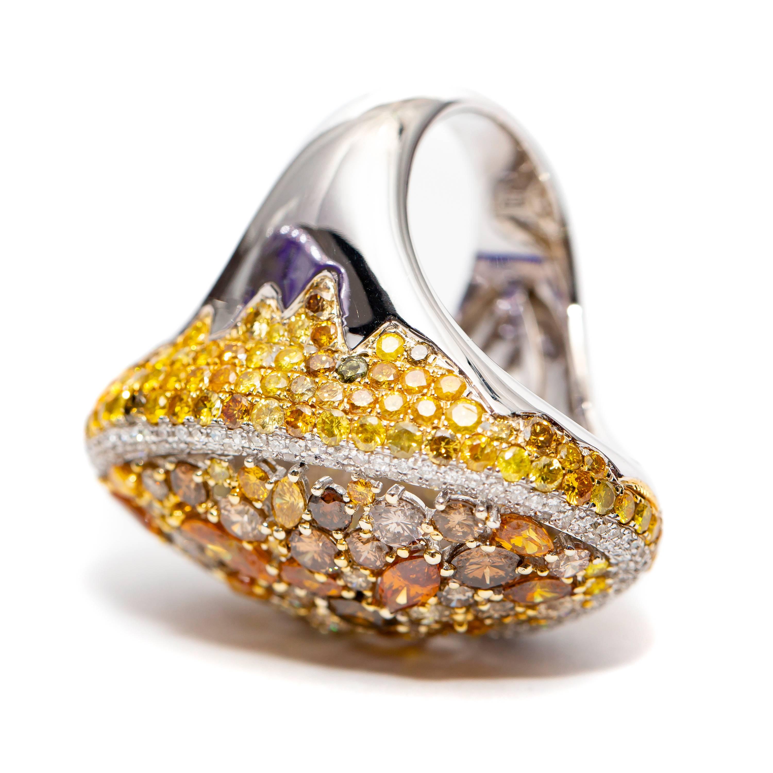 Bague en or blanc 18 carats avec diamants fantaisie de 8,84 carats, orange, jaune et brun, taille ronde Neuf - En vente à London, GB