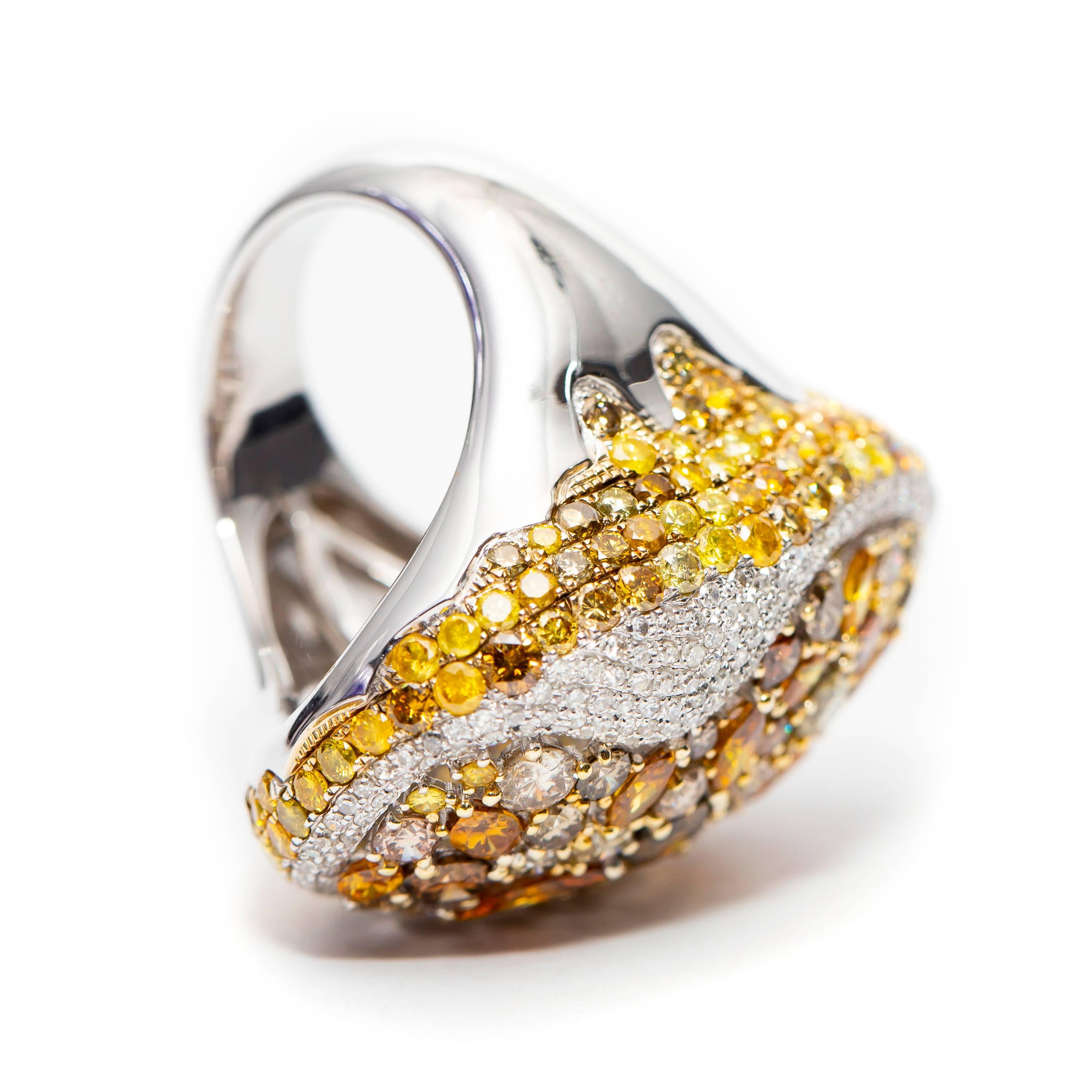Bague en or blanc 18 carats avec diamants fantaisie de 8,84 carats, orange, jaune et brun, taille ronde Pour femmes en vente