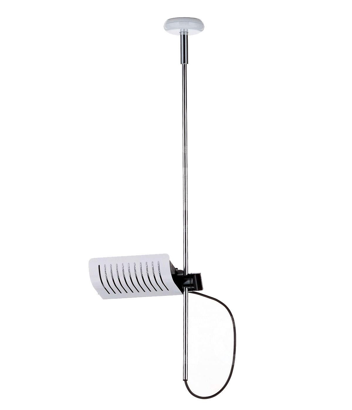 Ceiling lamp giving direct and indirect light, chromium-plated stem, lacquered ceiling fixing. Adjustable reflector in lacquered aluminium.
In 1970 it was the first domestic light with a halogen light bulb and its design came in response to the