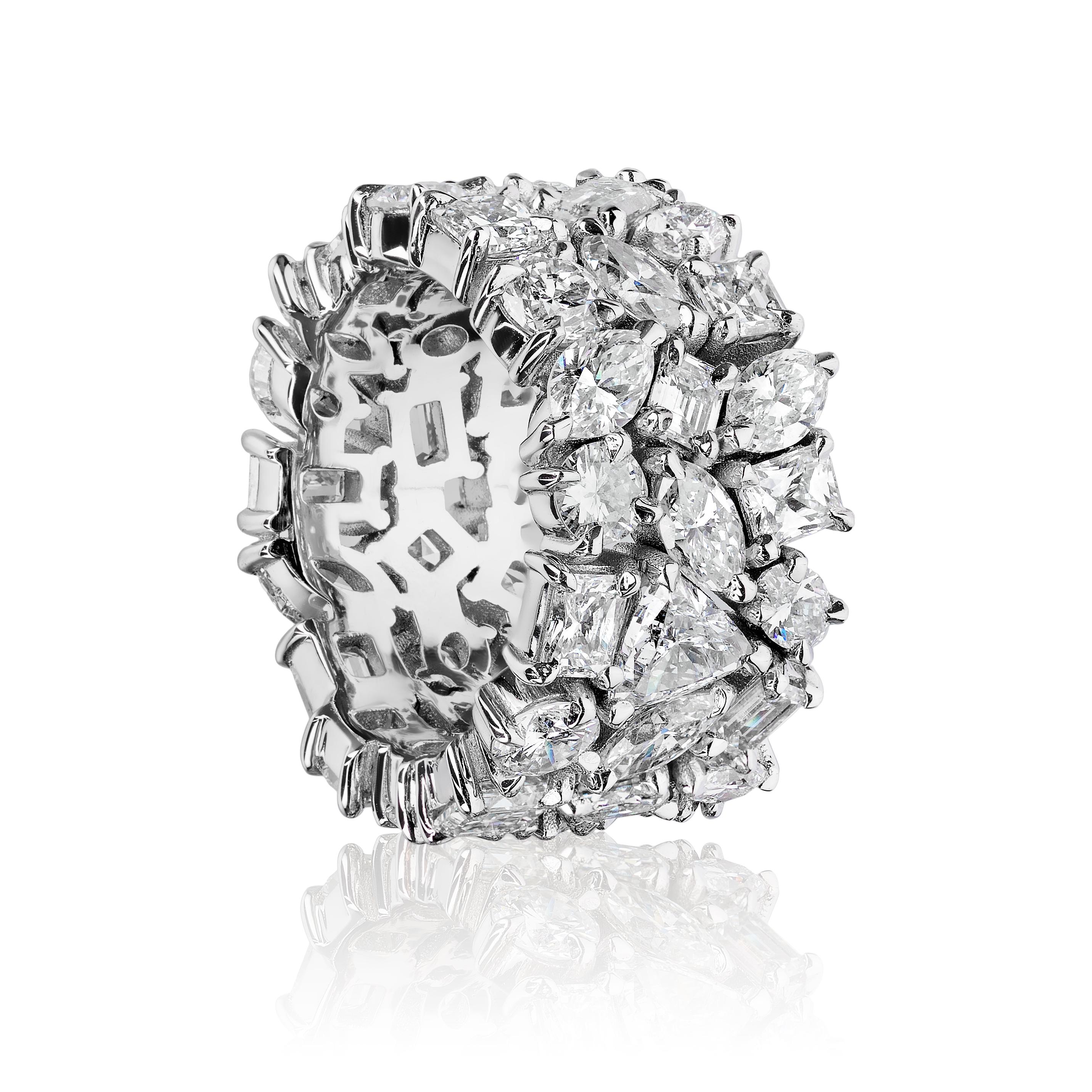 Statement Ring!!
47 gemischt geformte Diamanten in verschiedenen Größen, frei geformt in einer breiten Bandfassung.
8,85 Karat Gesamt.
Farbe G-H, Klarheit VS-SI.
Größe 6.
In Platin gefasst.