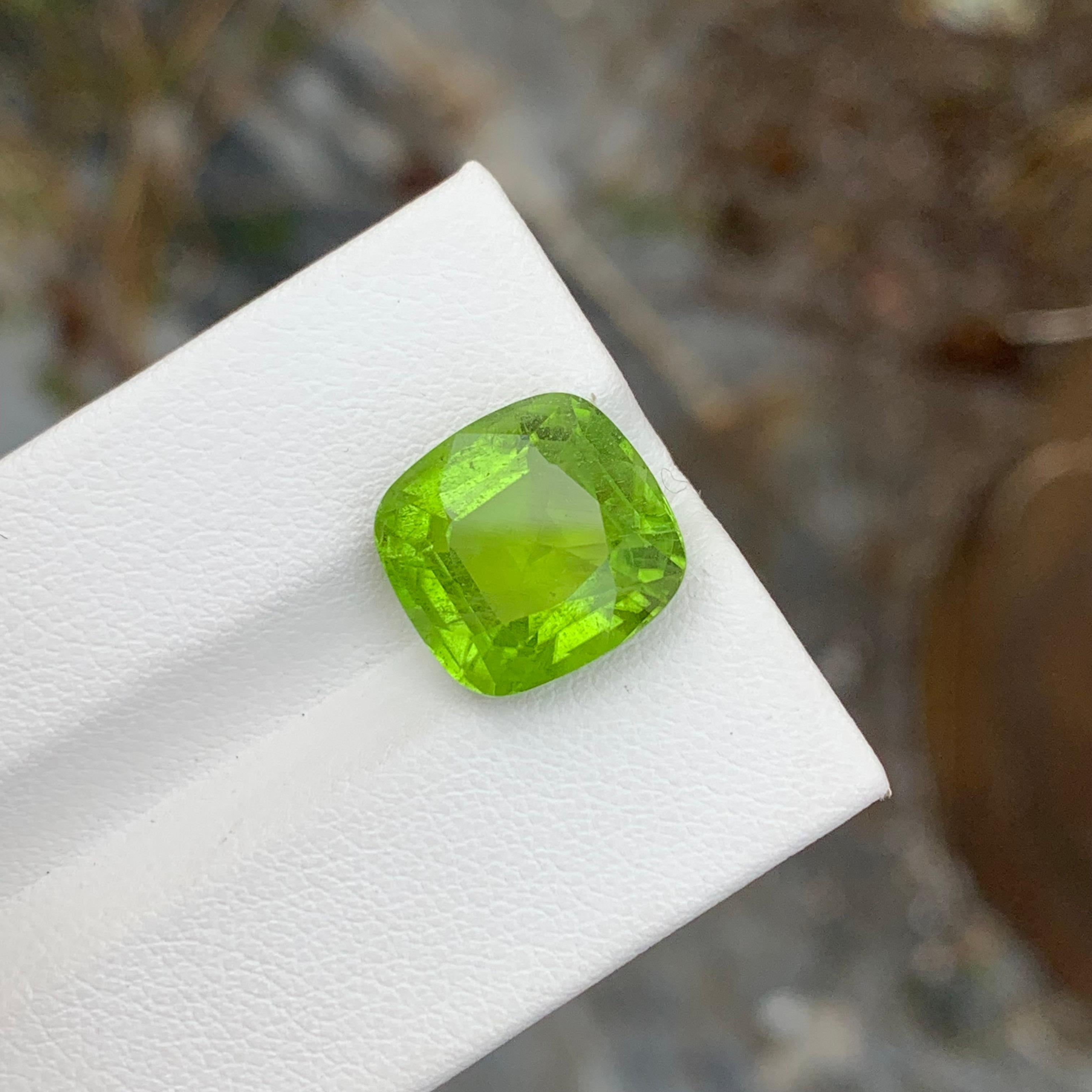 8.85 Carat Natural Loose Apple Green Peridot Cushion Shape Gem For Necklace  In New Condition For Sale In Peshawar, PK