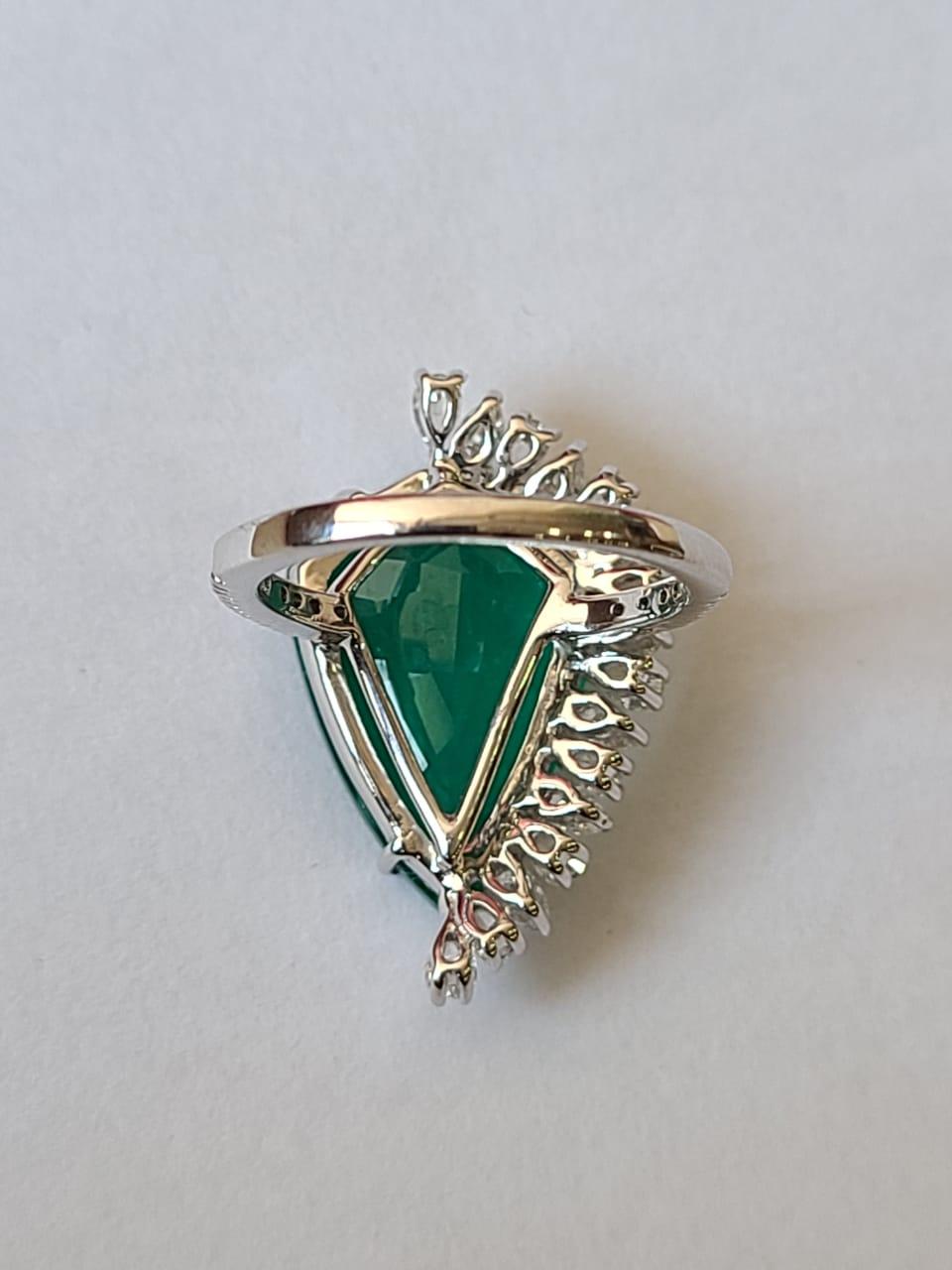 Women's or Men's 8.85 Carats, Natural Shield Cut Zambian Emerald & Diamonds Cocktail Ring