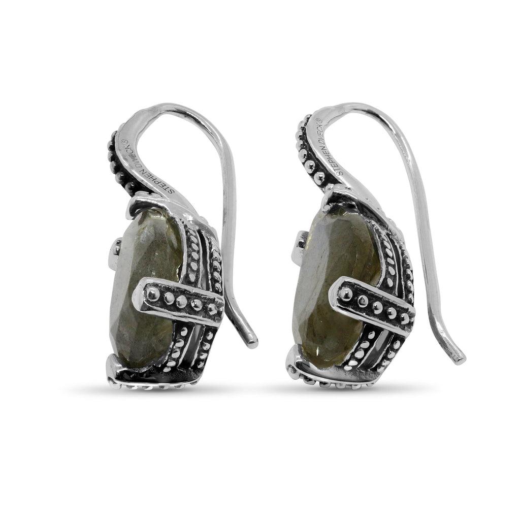 Plongez dans l'univers envoûtant des bijoux Steven's avec ces boucles d'oreilles exquises en argent sterling de 8,85ct en labradorite. Chaque paire est un chef-d'œuvre, méticuleusement conçu pour capturer la beauté insaisissable de la labradorite.