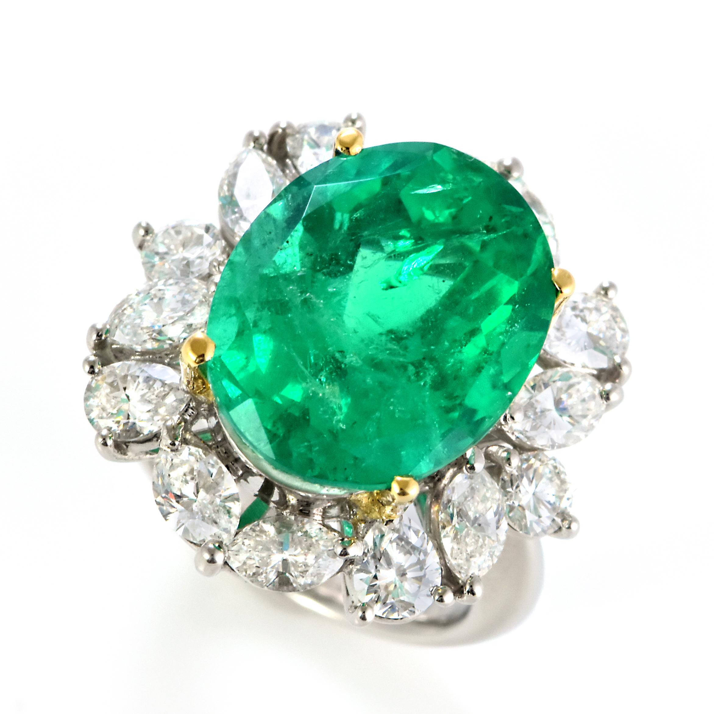 Impresionante anillo con una Esmeralda Colombiana Natural de 8,86 quilates y 2,62 quilates de Acentos de Diamantes engastados en Platino y Oro de 18 quilates. El verde de la esmeralda se admira desde hace miles de años. Las esmeraldas siempre se han
