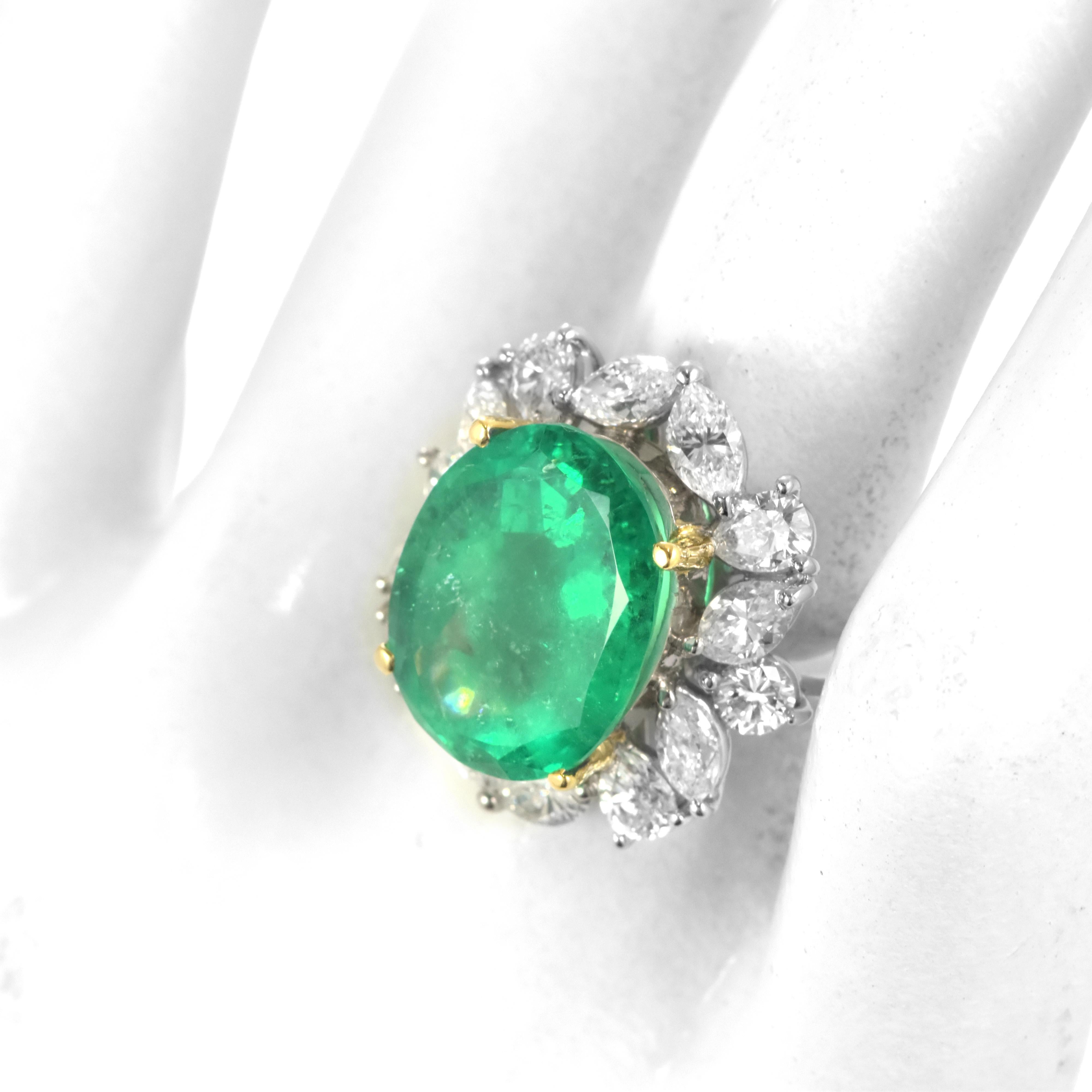 Anillo de Esmeralda Colombiana Natural y Diamantes de 8,86 quilates en Platino/Oro de 18 quilates Moderno en venta