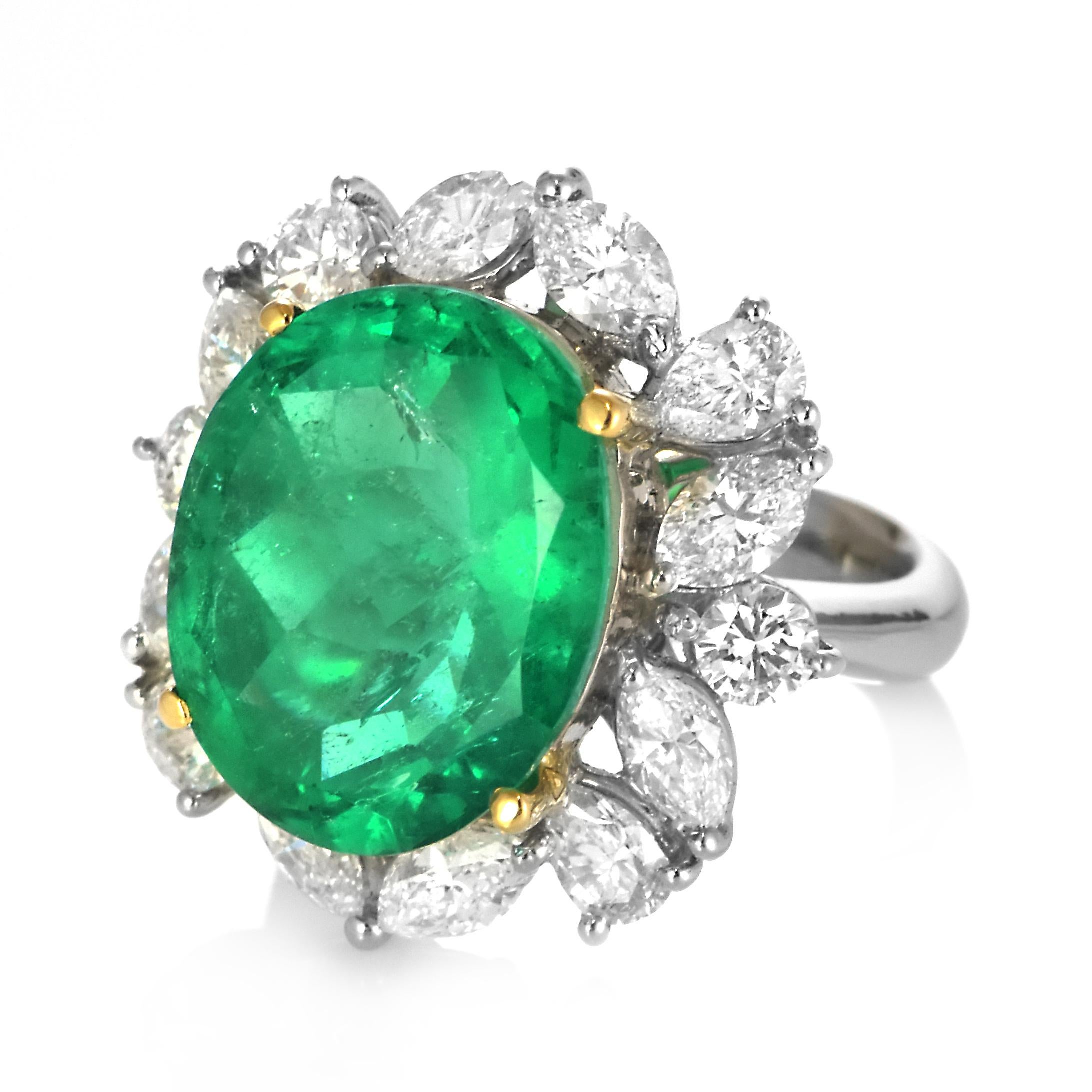 De las mujeres Anillo de Esmeralda Colombiana Natural y Diamantes de 8,86 quilates en Platino/Oro de 18 quilates en venta