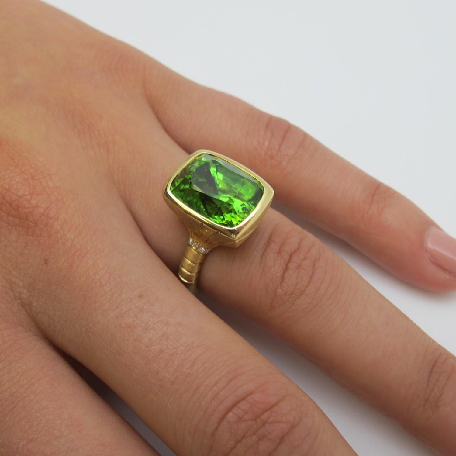 Women's or Men's Peridot Cushion and Diamond Signet Ring in Yellow Gold, 8.88 Carats For Sale