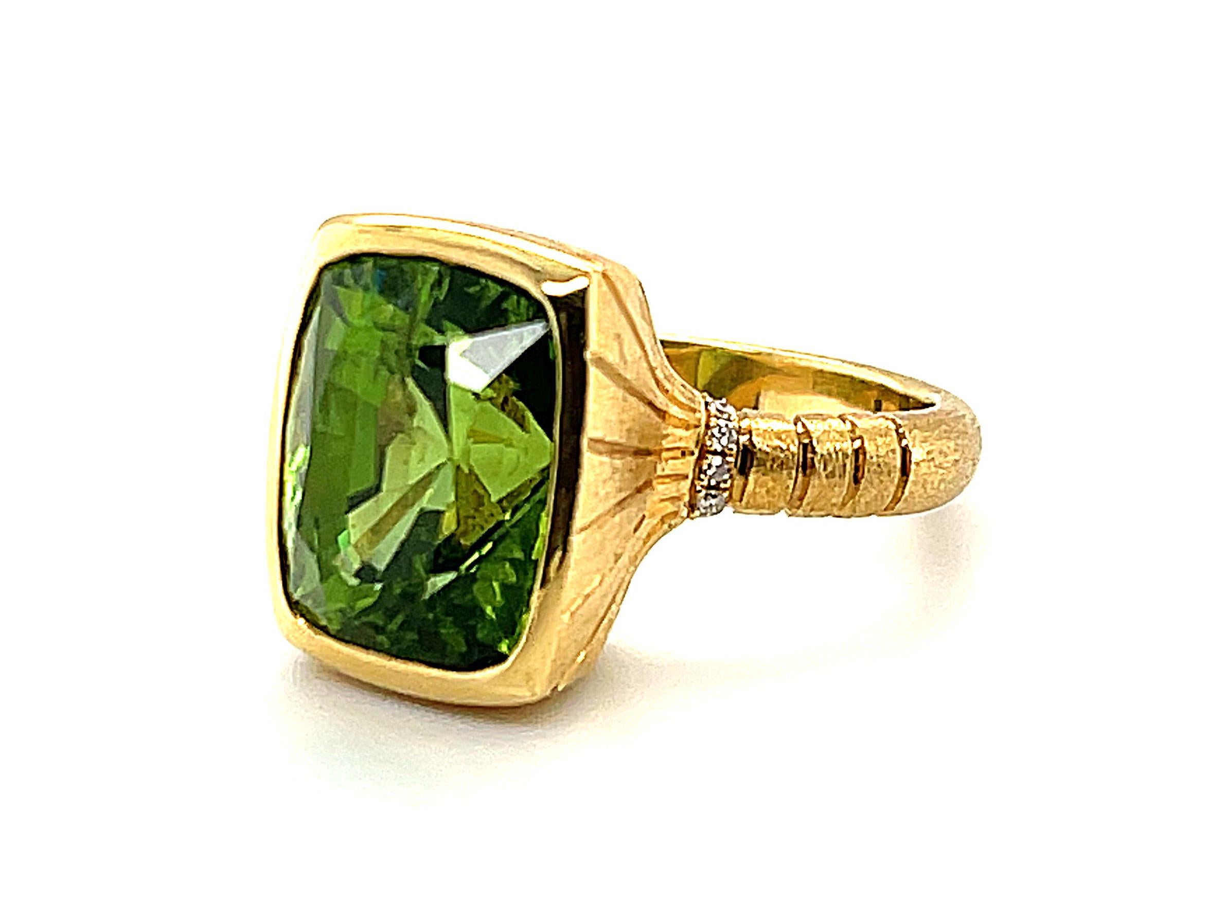 Peridot Cushion and Diamond Signet Ring in Yellow Gold, 8.88 Carats In New Condition For Sale In Los Angeles, CA