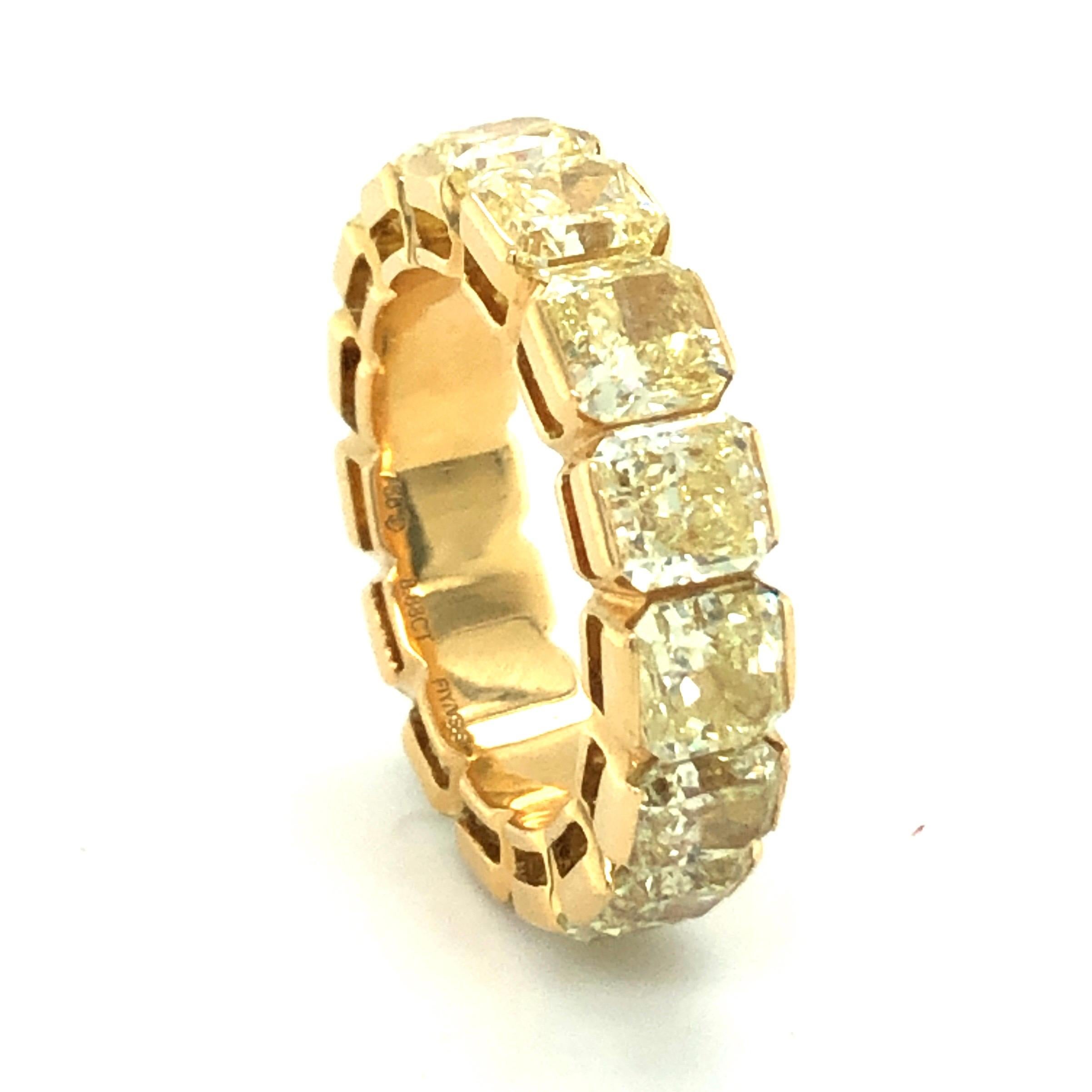 Absolutely stunning eternity band ring crafted in 18 karat yellow gold and set with 15 perfectly matched radiant-cut fancy intense yellow diamonds totalling 8.88 carats.

This jewel is in excellent condition.

Ring size is 52 (EU) / 6.5