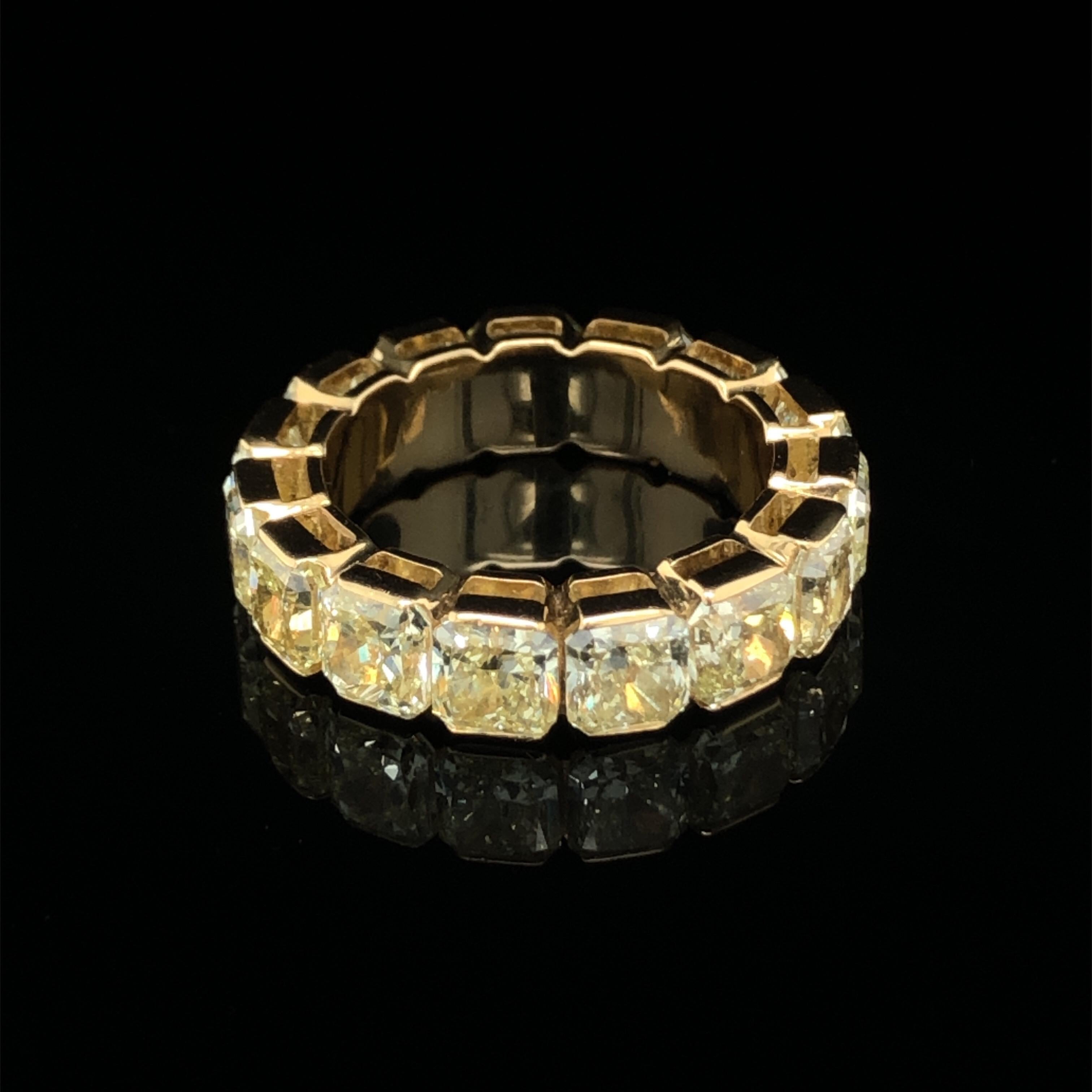 8.88 Carats Yellow Diamonds 18 Karat Yellow Gold Eternity Band Ring In Excellent Condition In Zurich, CH