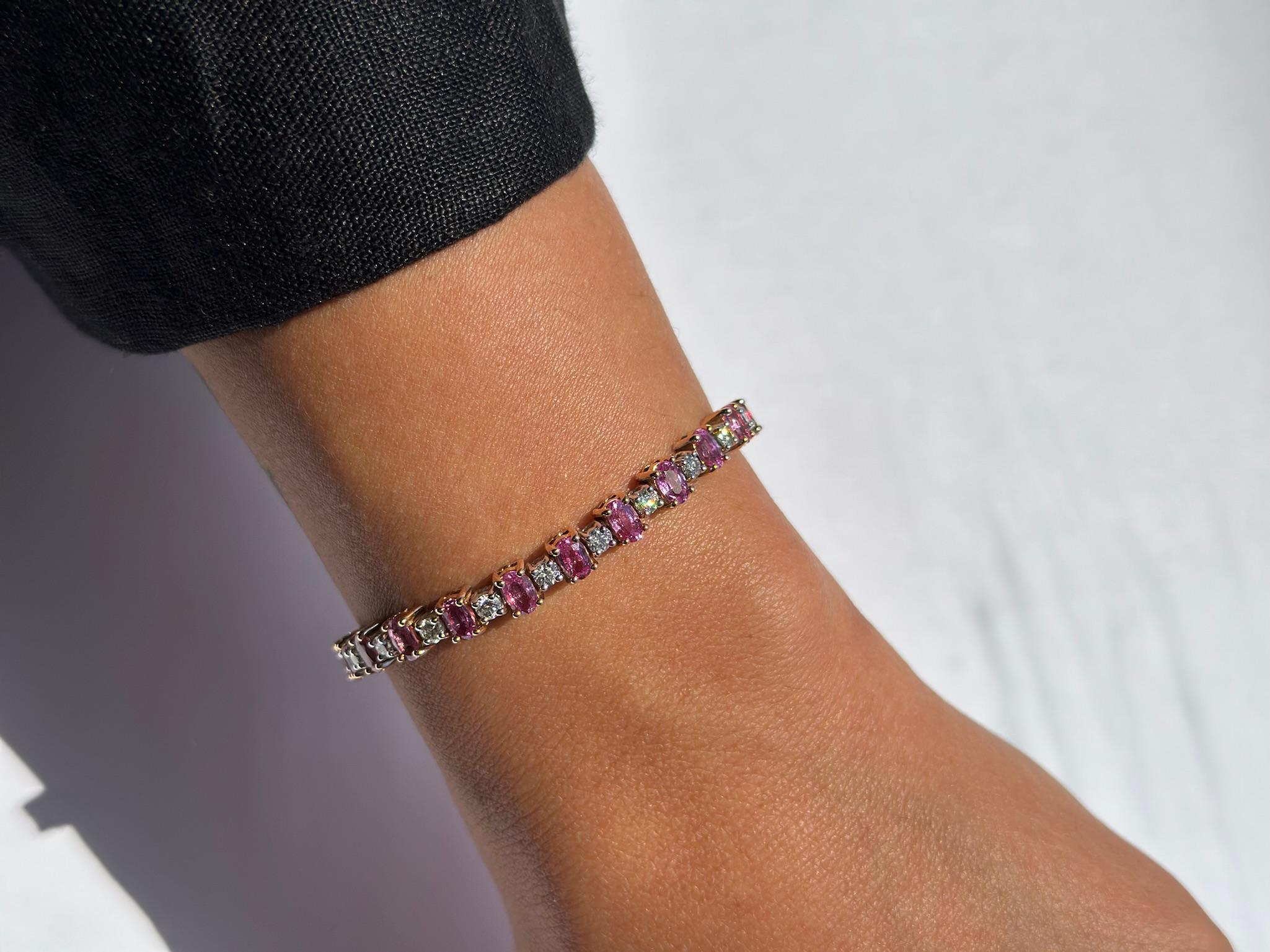 Unser exquisites Tennisarmband mit rosa Saphiren und Diamanten ist eine wahre Verkörperung von Luxus und Raffinesse. Dieses atemberaubende Schmuckstück kombiniert die zeitlose Eleganz von 18-karätigem Weiß- und Gelbgold mit dem Glanz von Diamanten