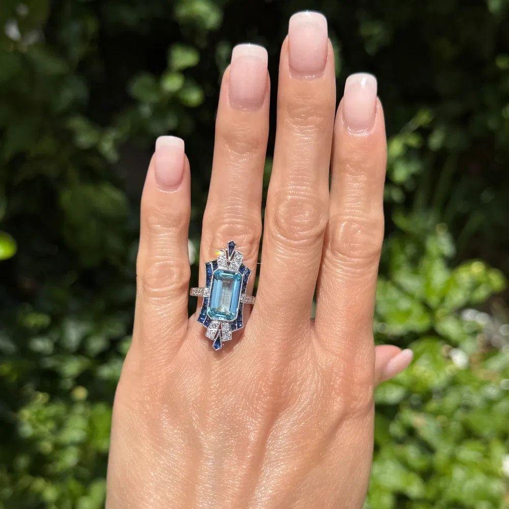 Anillo vintage en platino con aguamarina, zafiro y diamantes OEC de 8,89 quilates Modernista en venta