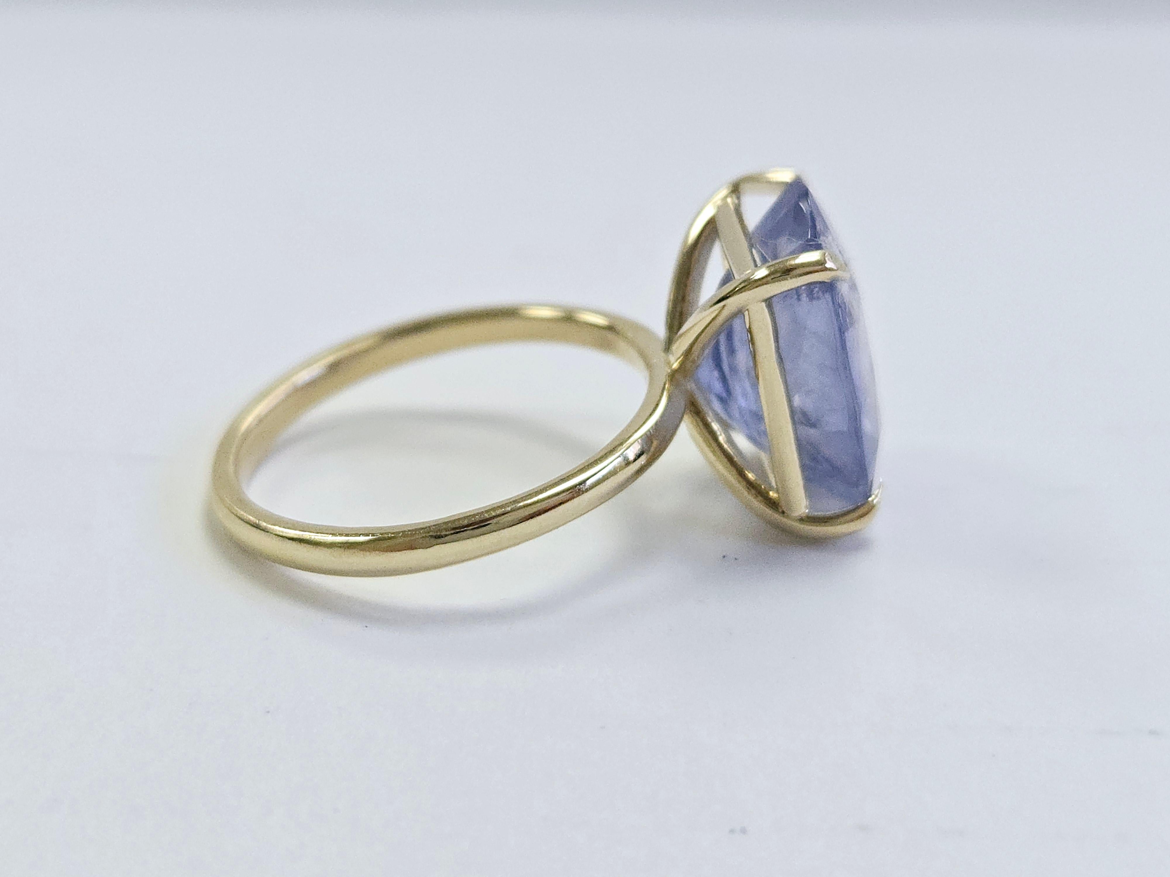 8.89 Carats Oval Shape Natural Sapphire Ring 14 Karat Yellow Gold In New Condition For Sale In Great Neck Plaza, NY
