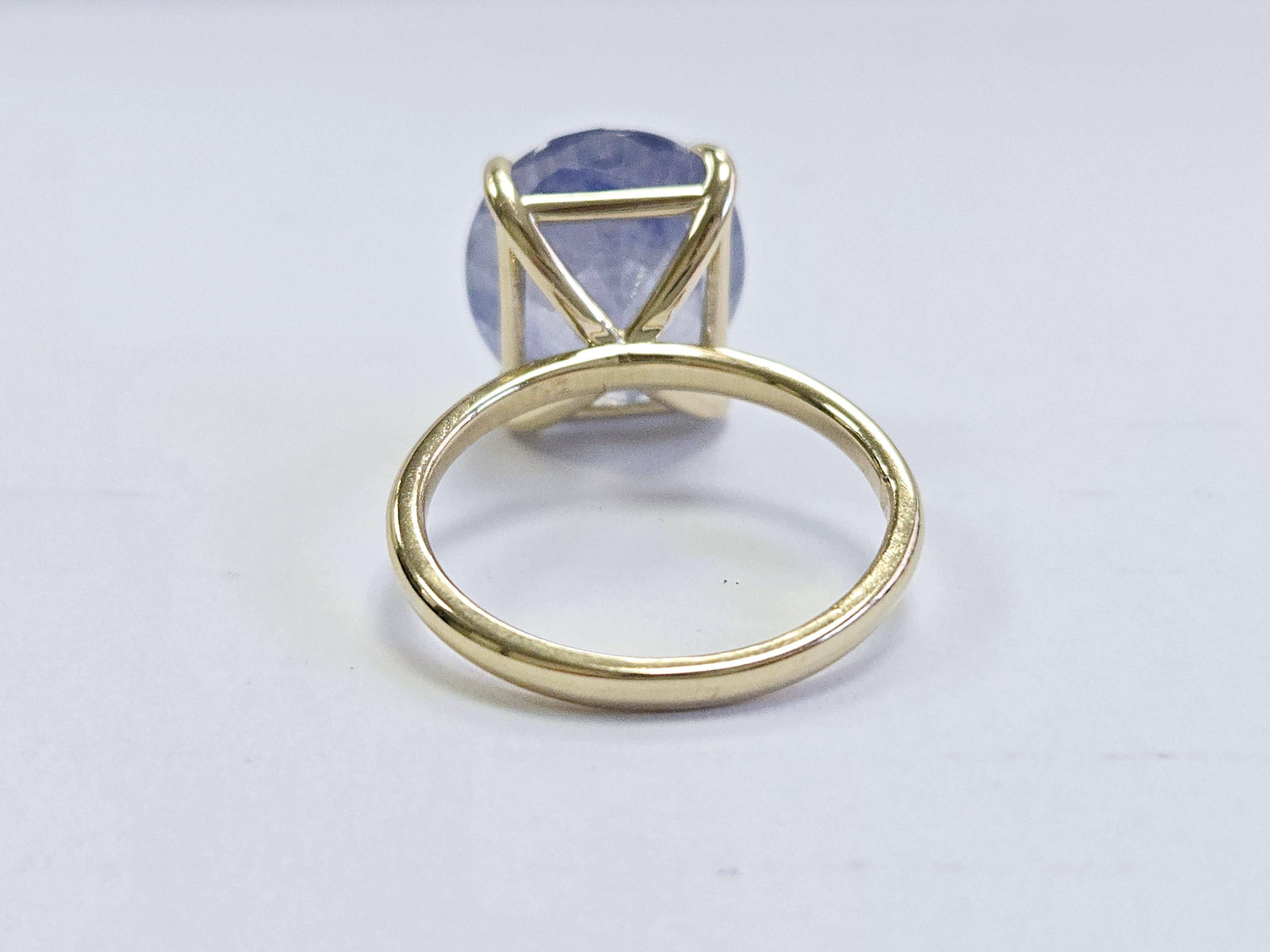 Women's 8.89 Carats Oval Shape Natural Sapphire Ring 14 Karat Yellow Gold For Sale