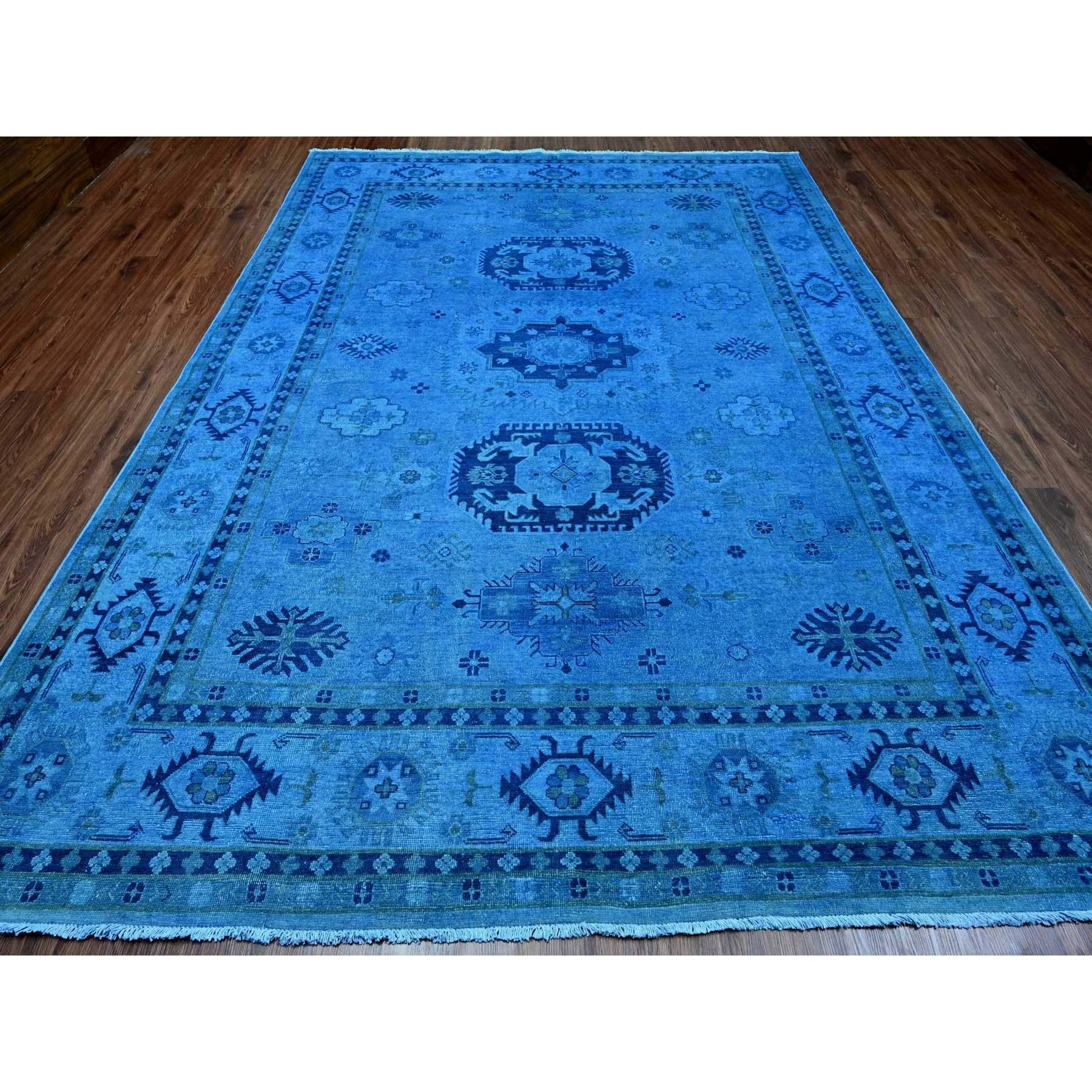 Bayern Blau, Handgeknüpft, Overdyed Kazak mit geometrischem Medaillon-Design, 100% Wolle, Orientteppich
Primäre MATERIALIEN: Wolle
Latex: Kein Flor 
Höhe: 0,25 Zoll
Stil: Traditionell
Grundfarbe: Blau
Sekundärfarben: Elfenbein
Muster: Orientalisch