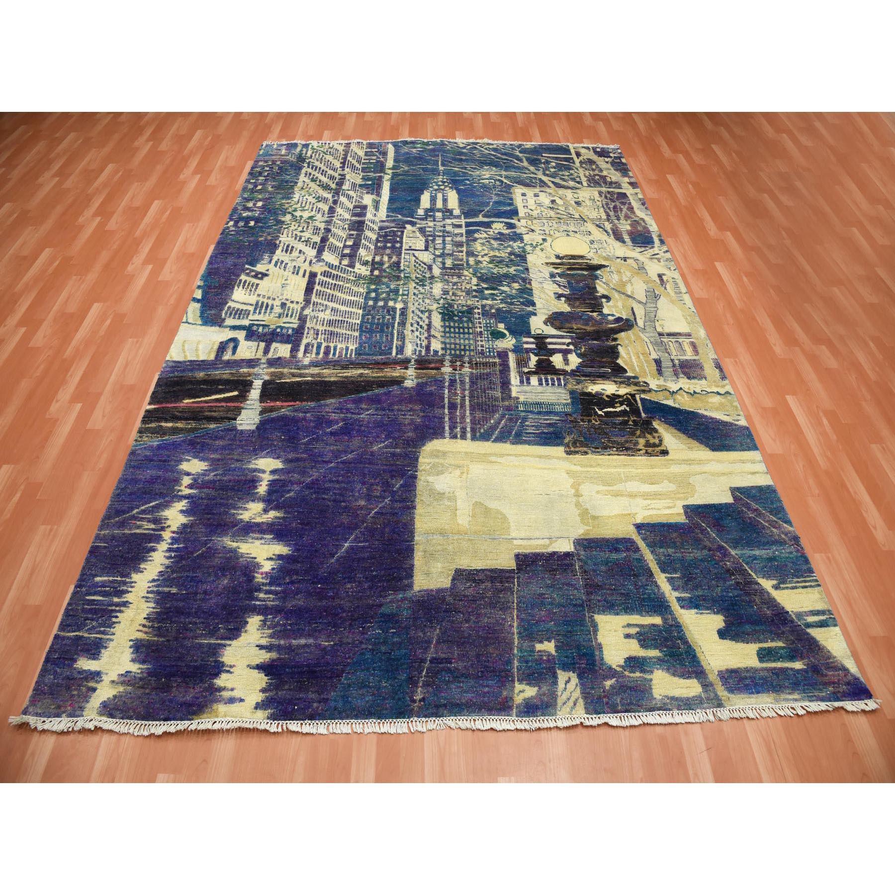 Dies ist eine wirklich echte one-of-a-kind Indigo Blue, The Empire State Building, Sari Seide und strukturierte Wolle handgeknüpft, Orientteppich. Es wurde monatelang in jahrhundertealten Webtechniken von erfahrenen Handwerkern geknüpft.
Primäre