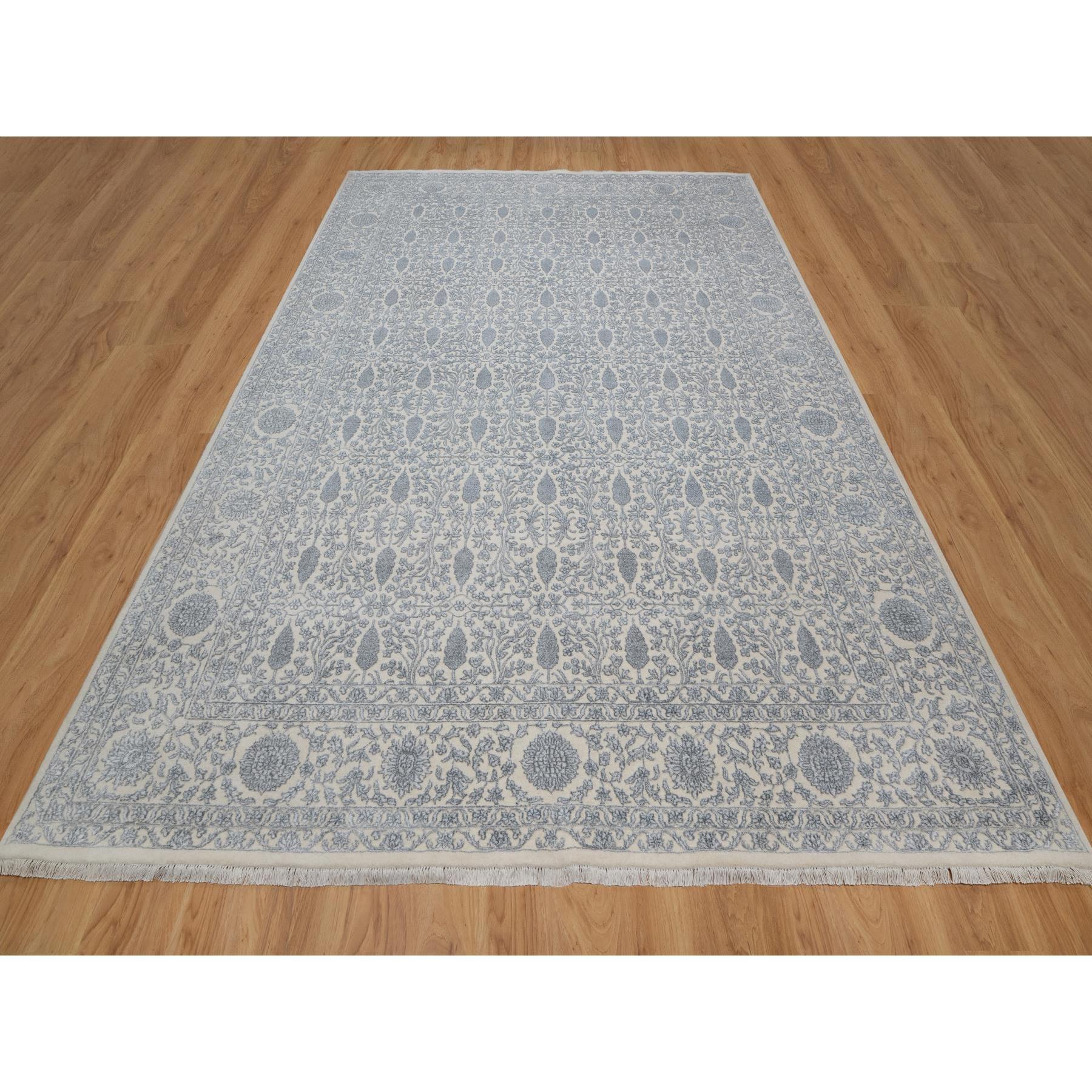 Chiffon blanc, Design/One avec motifs floraux répétitifs, tons clairs sur tons, laine et soie à base de plantes, épais et pelucheux, 200 KPSI, noué à la main, Tapis d'Orient
Matériaux primaires : Laine et soie
Latex : Pas de poils 
hauteur : 0,25