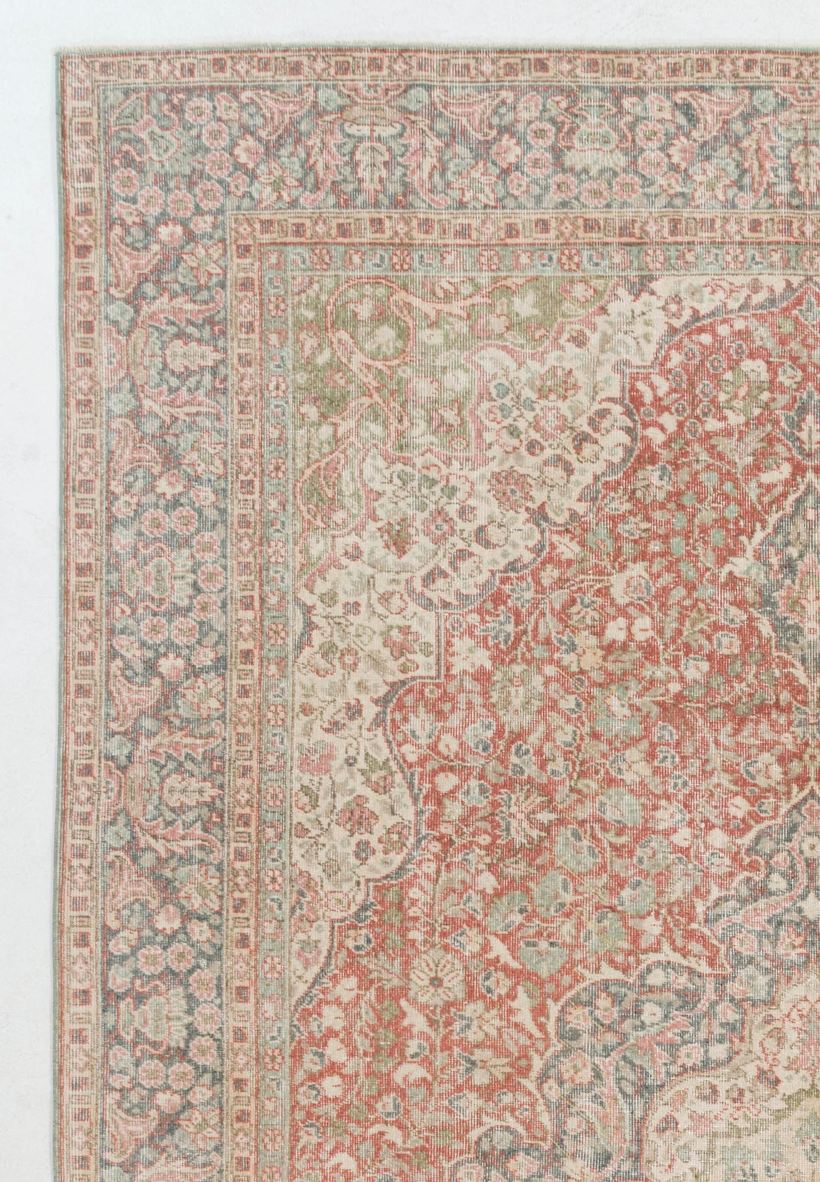 Ein handgefertigter türkischer Teppich im Vintage-Stil mit einem eleganten, klassischen Design, bei dem ein Medaillon in der Mitte eines ähnlich geformten Feldes steht, das wie ineinander verschachtelte Diamanten wirkt. Jeder separat definierte