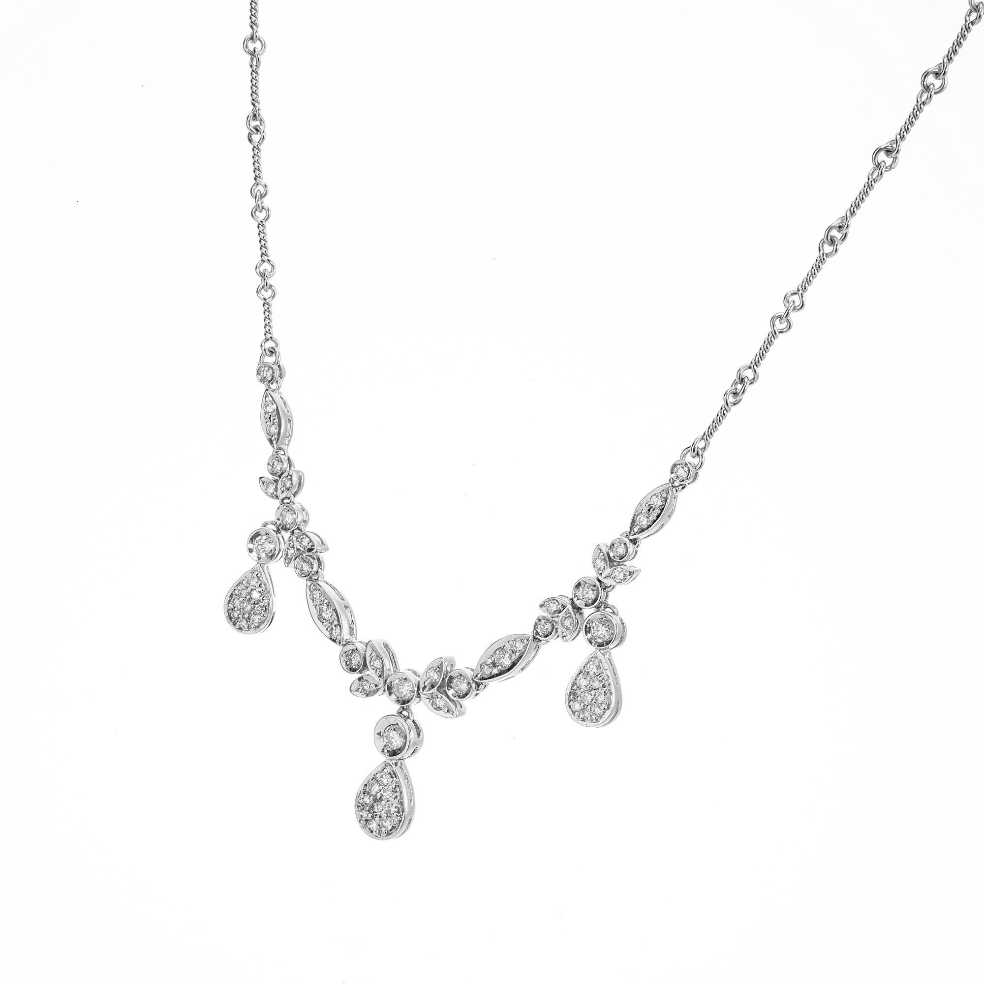 Taille ronde Collier à pendentif en or blanc avec diamants ronds de 0,89 carat en vente