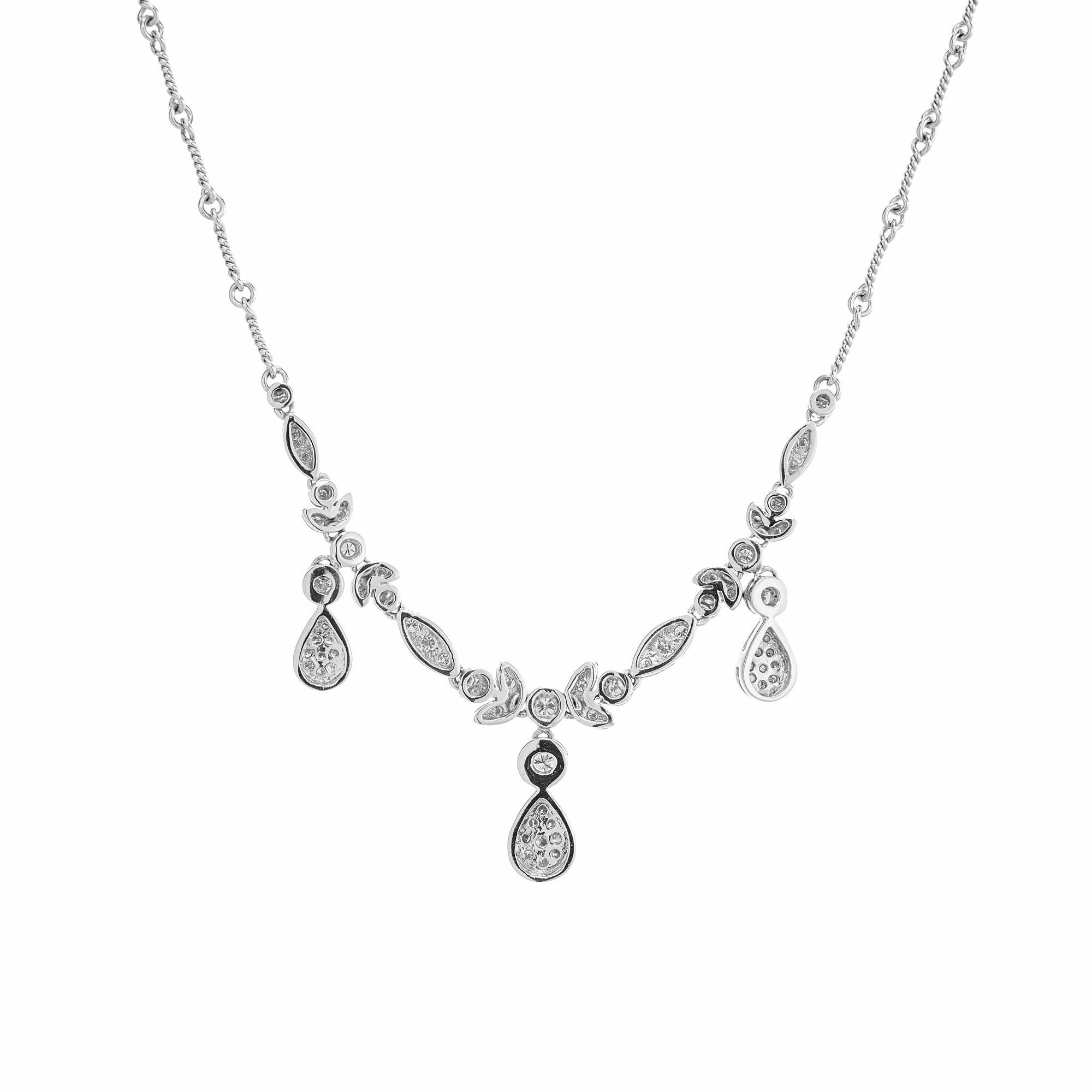 Collier à pendentif en or blanc avec diamants ronds de 0,89 carat Excellent état - En vente à Stamford, CT