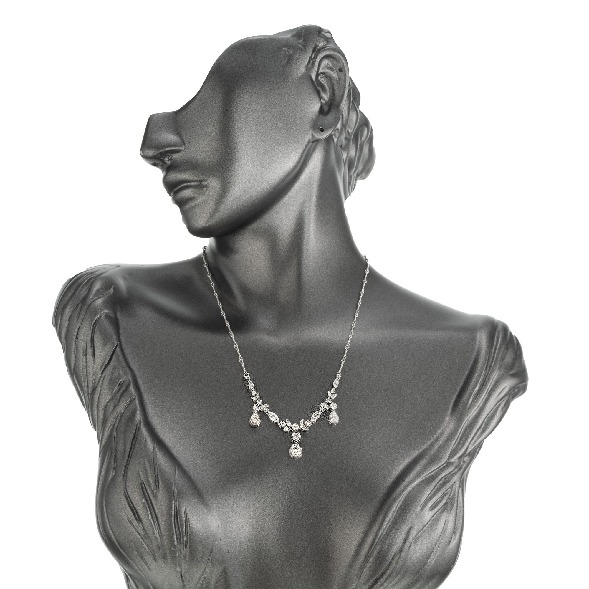 Collier à pendentif en or blanc avec diamants ronds de 0,89 carat en vente 1