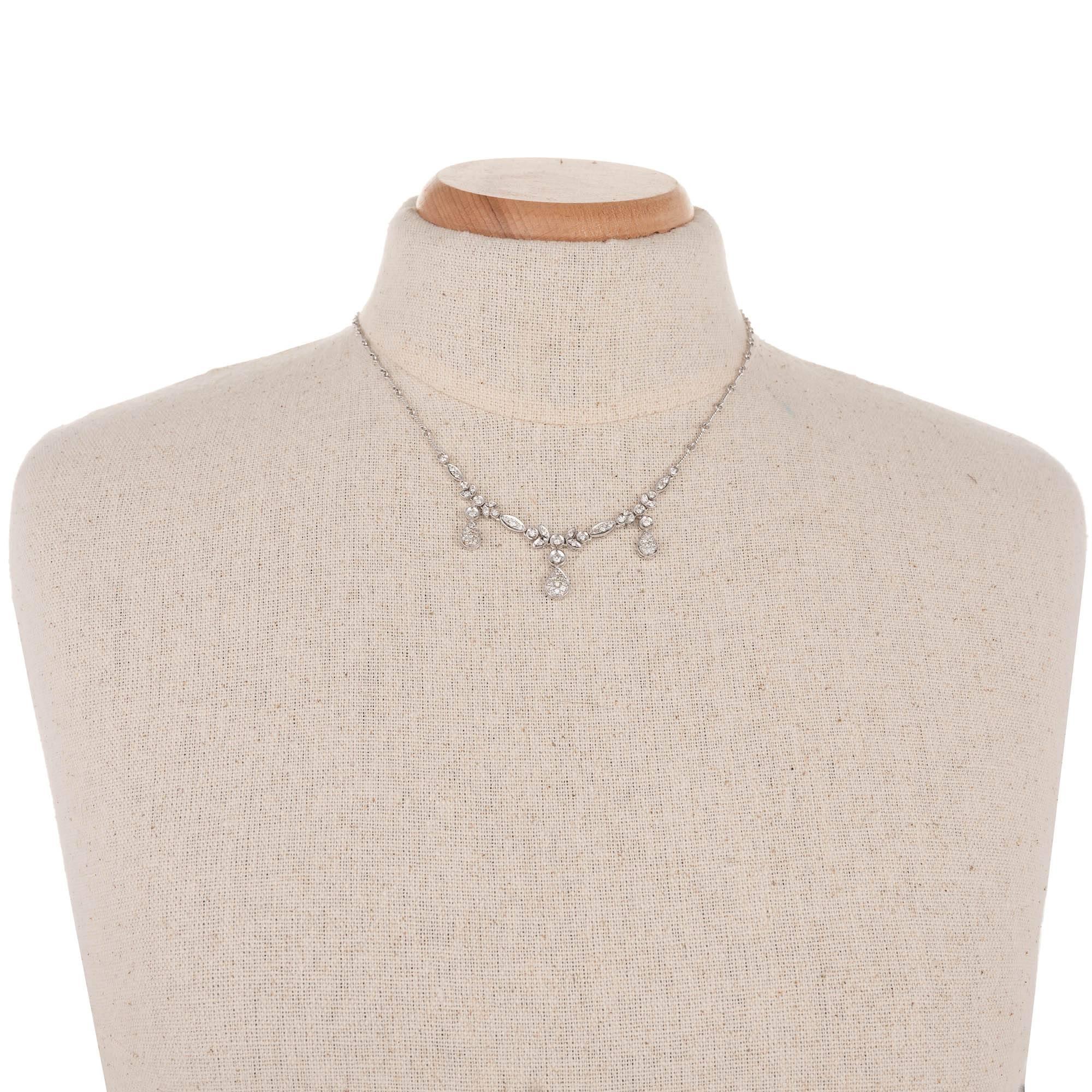 Collier à pendentif en or blanc avec diamants ronds de 0,89 carat Pour femmes en vente