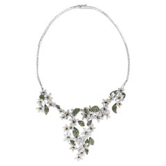 8.9 Ct Green and White Diamonds Pavè Arabian Star Flower Necklace in White Gold