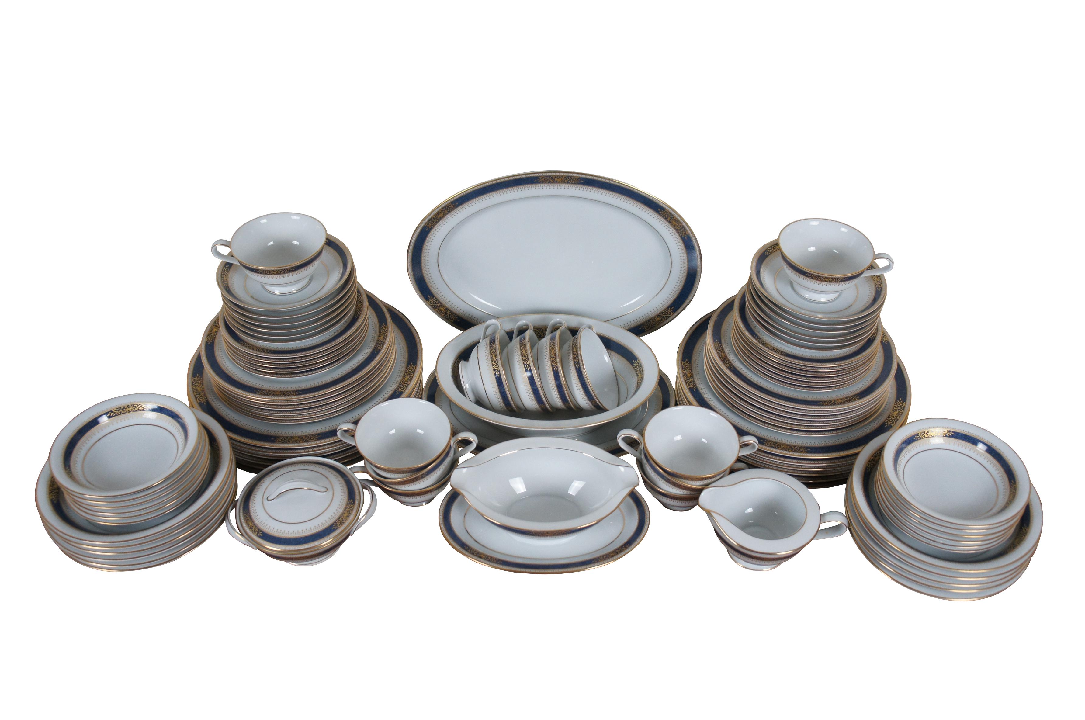 Vajilla de 89 piezas de porcelana Noritake de finales del siglo XX con el motivo Lamarre. Servicio para 11. El juego incluye: Fuente oval grande, fuente oval pequeña, fuente oval, salsera, 12 platos llanos, 12 platos para ensalada, 11 cuencos, 11