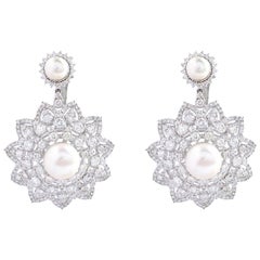 Boucles d'oreilles fleur en or blanc 18 carats avec perles et diamants de 8,90 carats