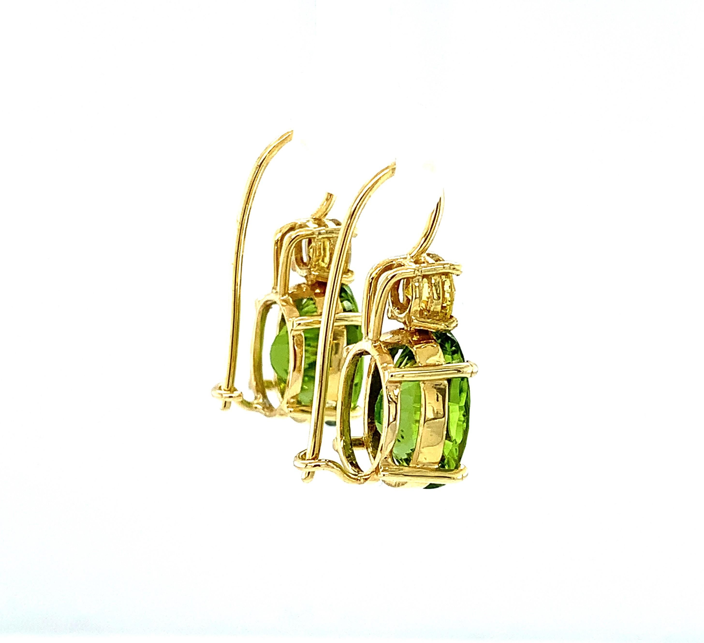 8.90 Carat Total Peridot, Yellow Diamond, Yellow Gold Lever Back Drop Earrings In New Condition In Los Angeles, CA